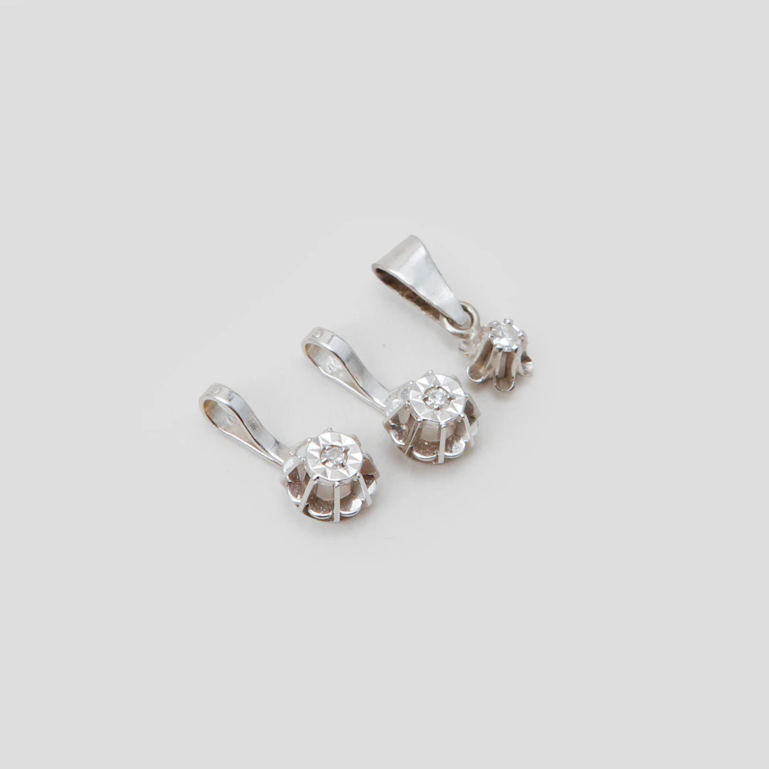 HÄNGEN, 3 st, 18k vitguld, diamanter, vikt ca 1,2 gram.