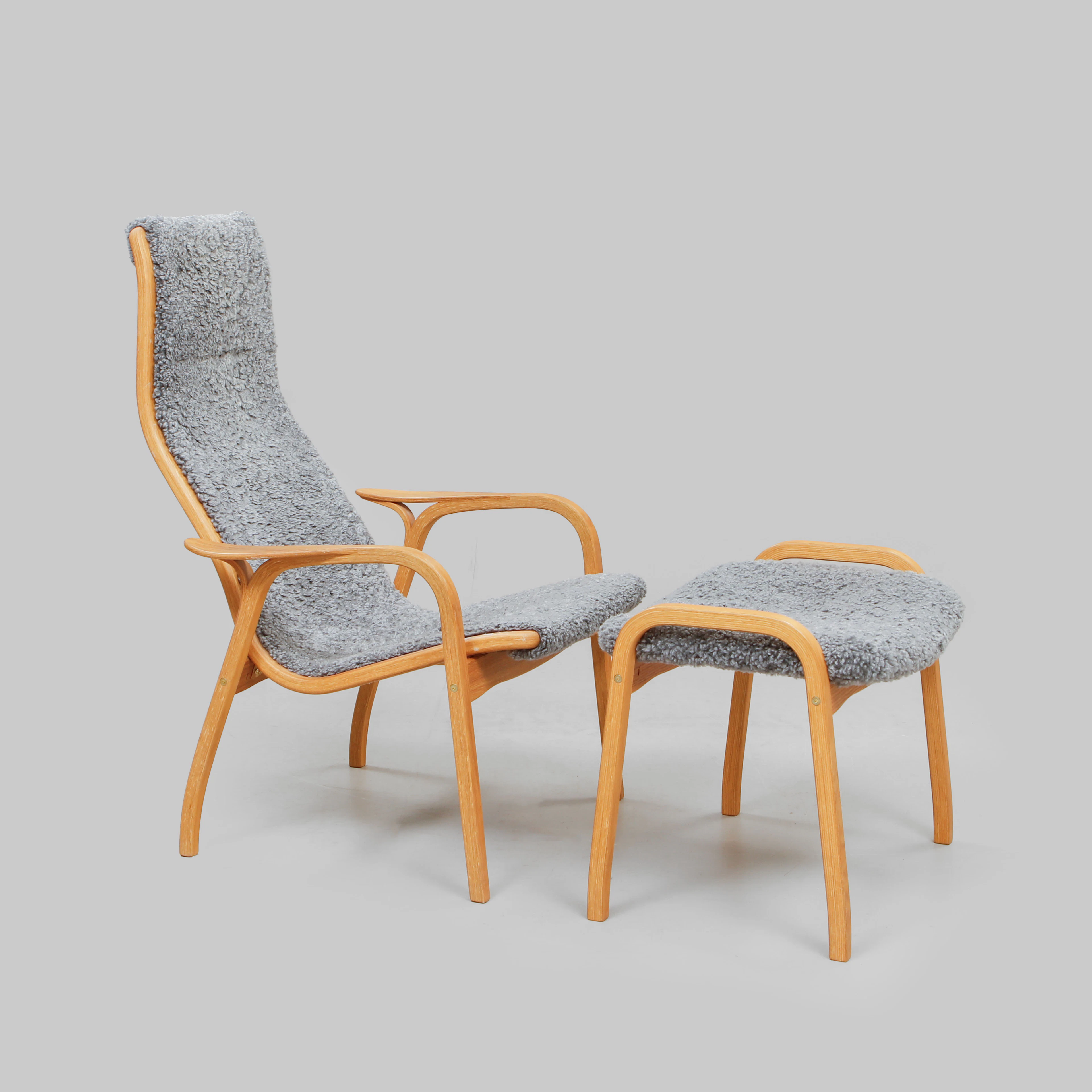 YNGVE EKSTRÖM. Fåtölj med fotpall, "Lamino", Swedese, formgiven 1956.