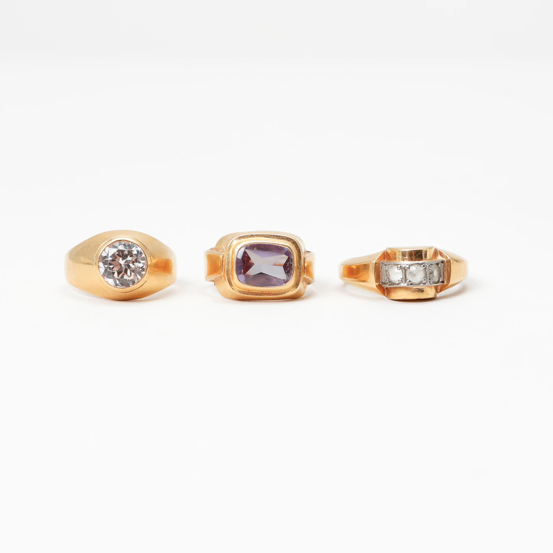 RINGAR, 3 st, 18k guld med syntetiska stenar. Vikt ca 9,1 g.