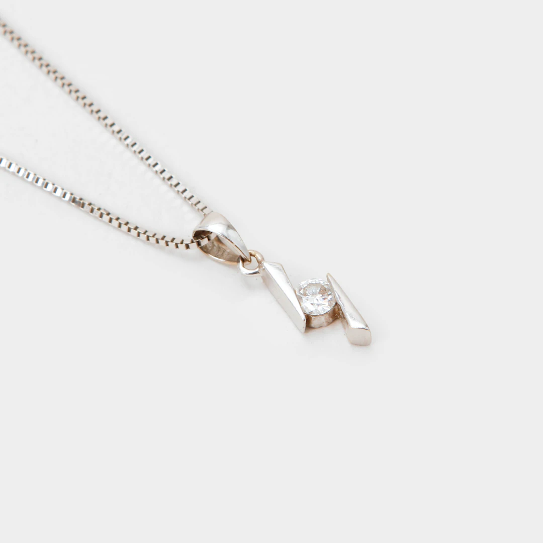 HÄNGE med KEDJA, 18k vitguld briljantslipad diamant 0,16ct, vikt ca 4,8 gram.