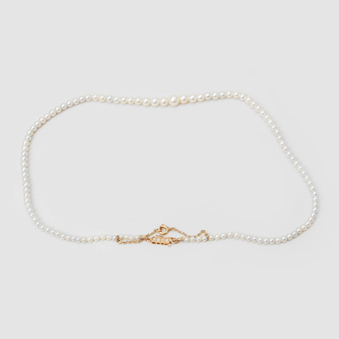 PÄRLCOLLIER med odlade pärlor och lås i 18k guld.