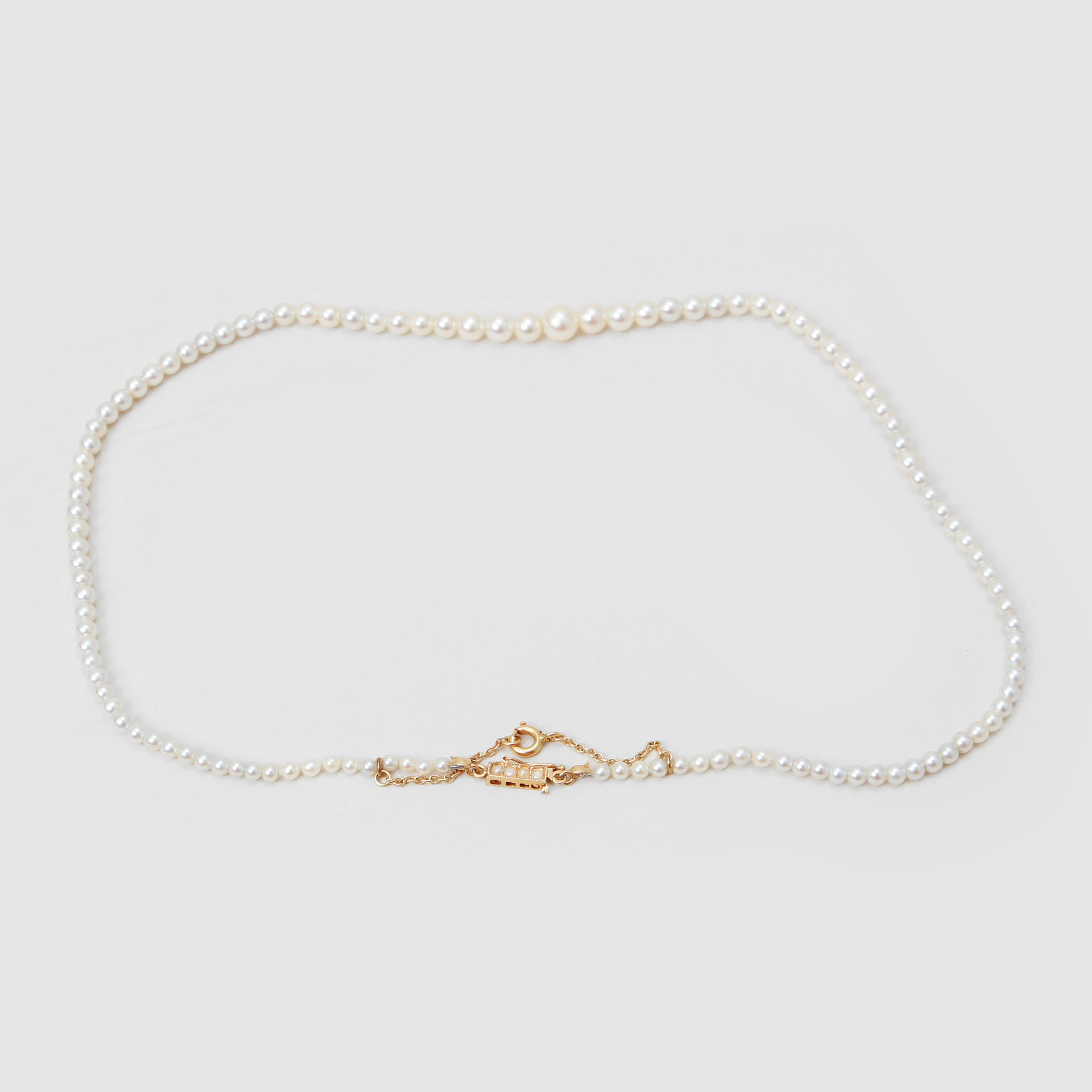 PÄRLCOLLIER med odlade pärlor och lås i 18k guld.