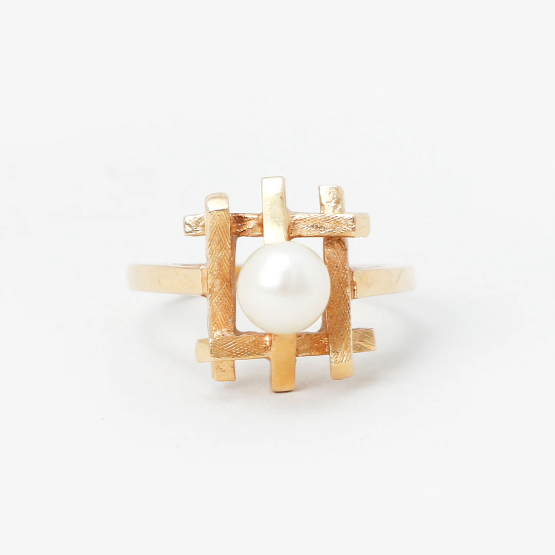 RING, 18k guld med odlad pärla, vikt 4.5 gram.