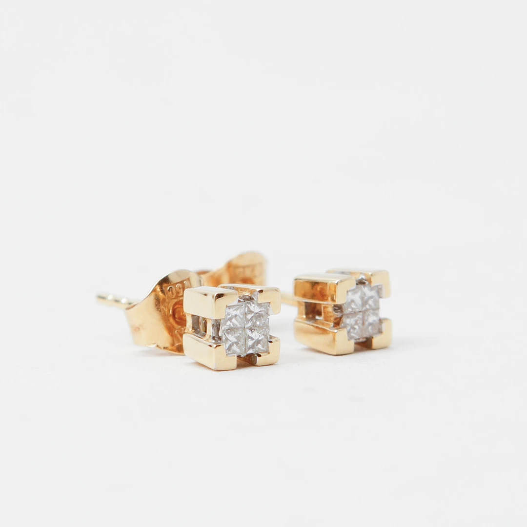ÖRHÄNGEN, ett par, 18k guld och princesslipade diamanter, vikt ca 1,7 gram.