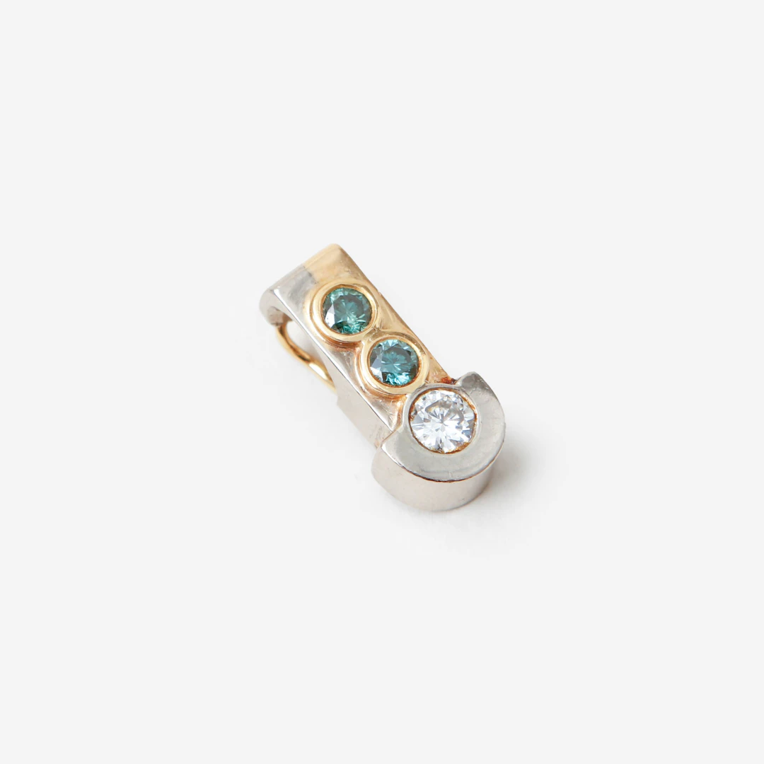 HÄNGE, 18k guld, vit samt gröna diamanter ca 0,40ct, vikt ca 4 gram