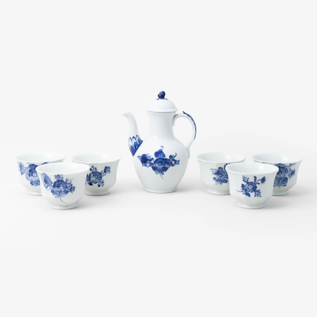 YTTERFODER, 6 st, samt KAFFEKANNA, porslin, "Blå Blomst", Royal Copenhagen.