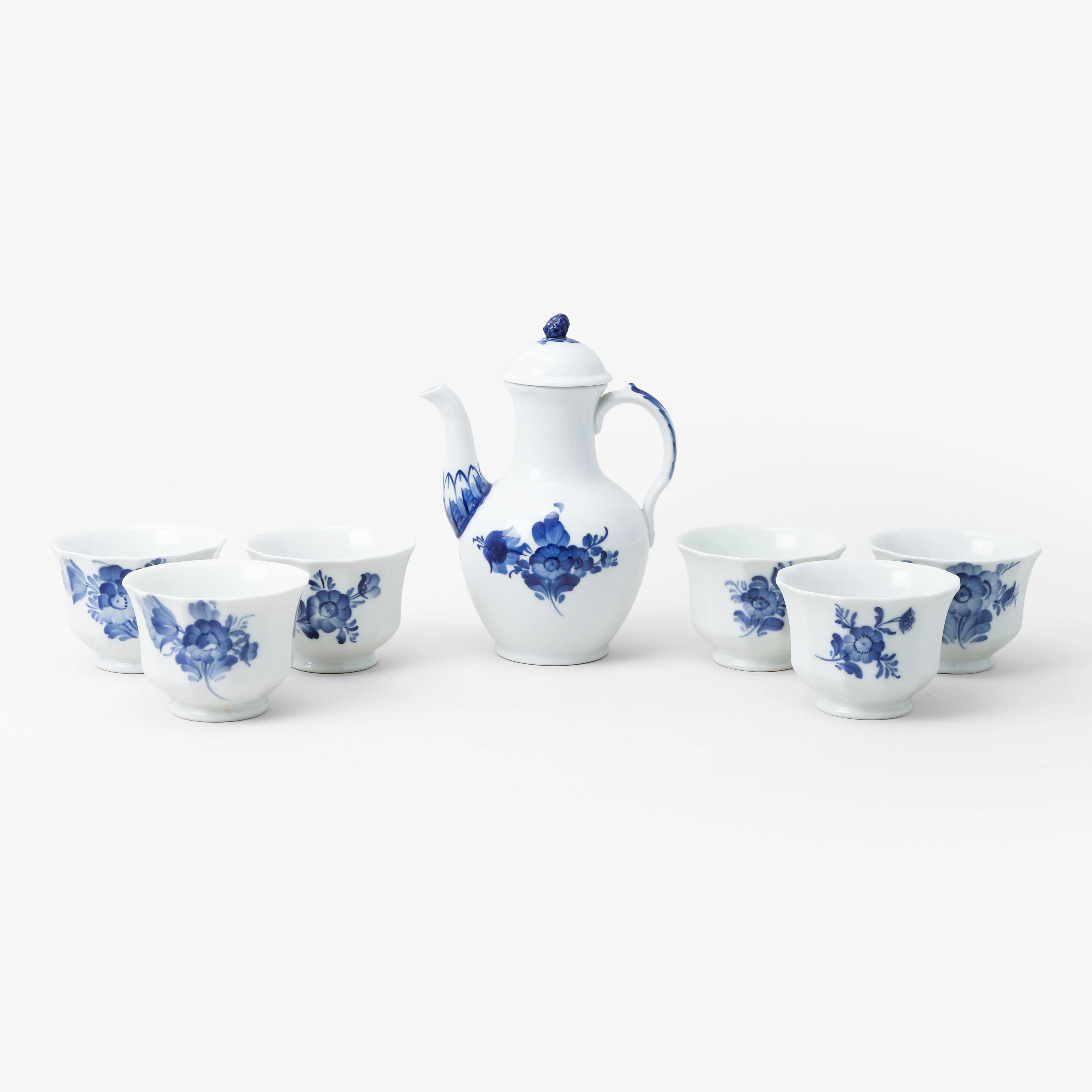 YTTERFODER, 6 st, samt KAFFEKANNA, porslin, "Blå Blomst", Royal Copenhagen.