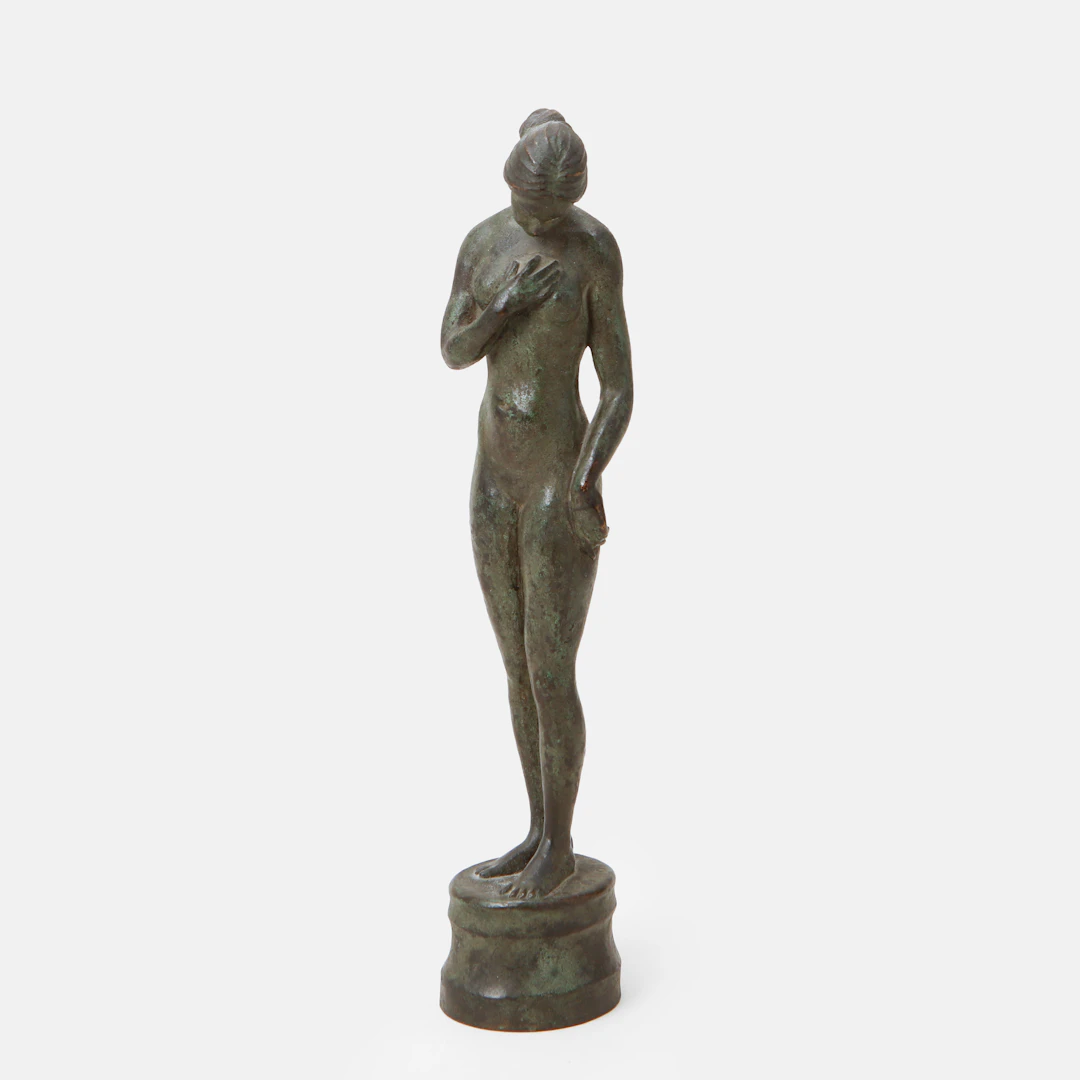 GRETA VON BRAUN-GIESENFELD. Stående kvinna, grönpatinerad brons, signerad.