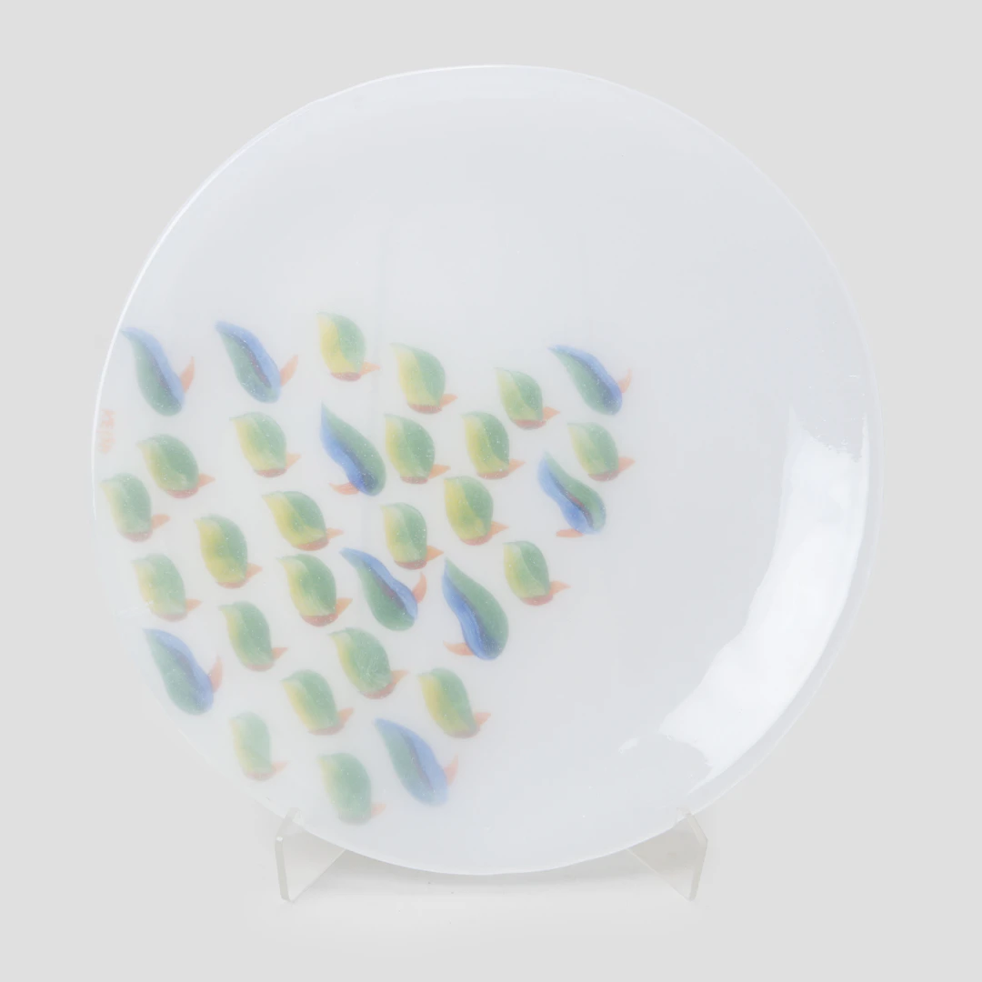 KJELL ENGMAN. Fat, konstglas, handmålad dekor av fåglar, monogramsignerad.