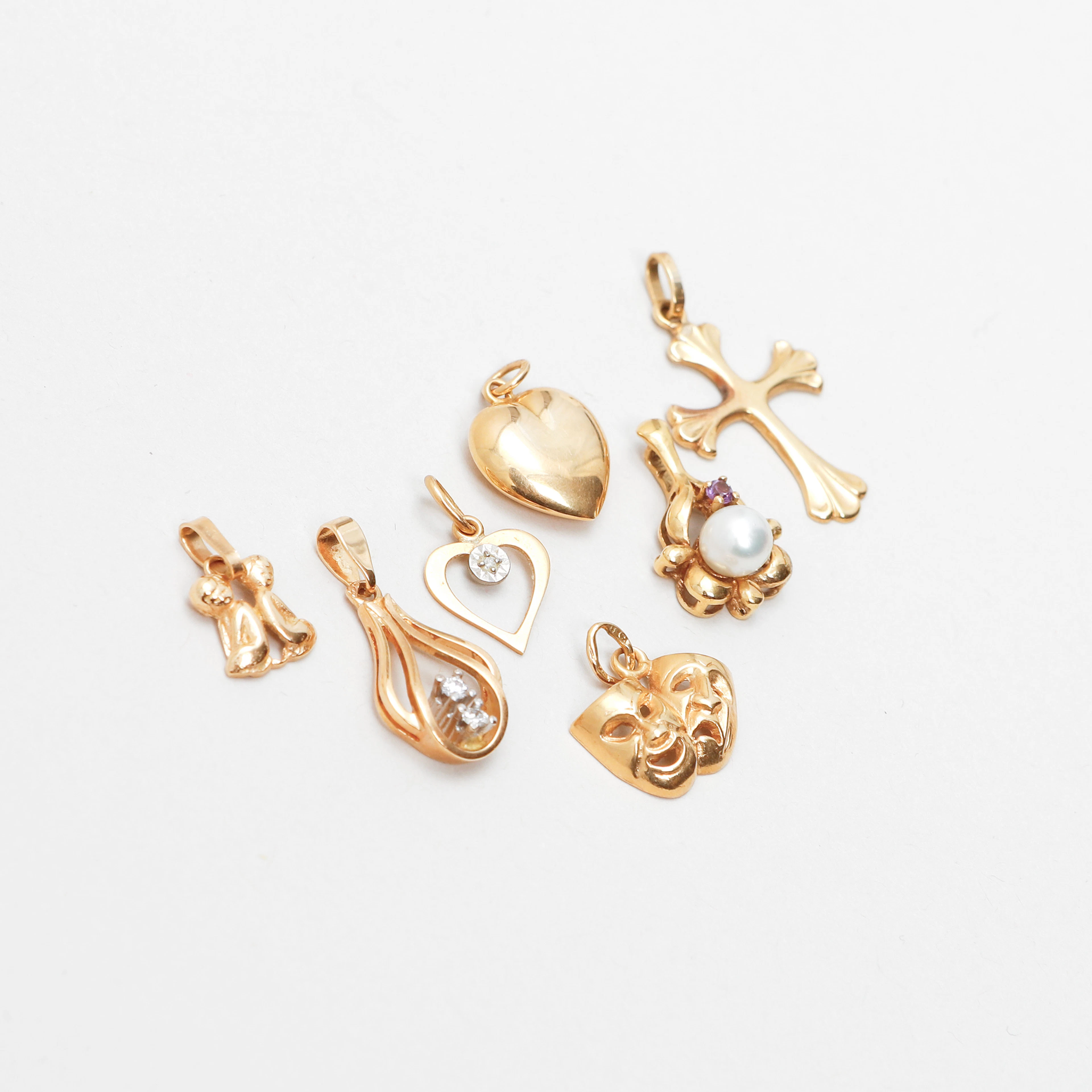 HÄNGEN/BERLOCKER, 7 st, 18k guld och odlad pärla, 2 diamanter, paste