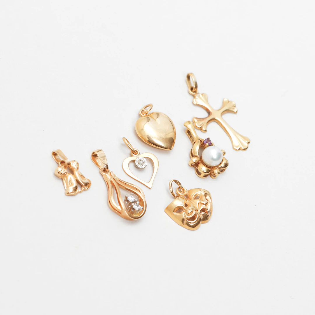 HÄNGEN/BERLOCKER, 7 st, 18k guld och odlad pärla, 2 diamanter, paste
