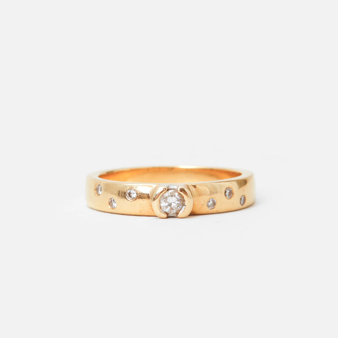 RING, 18k guld med diamanter, mittsten ca 0,08ct, vikt ca 4,8 gram.