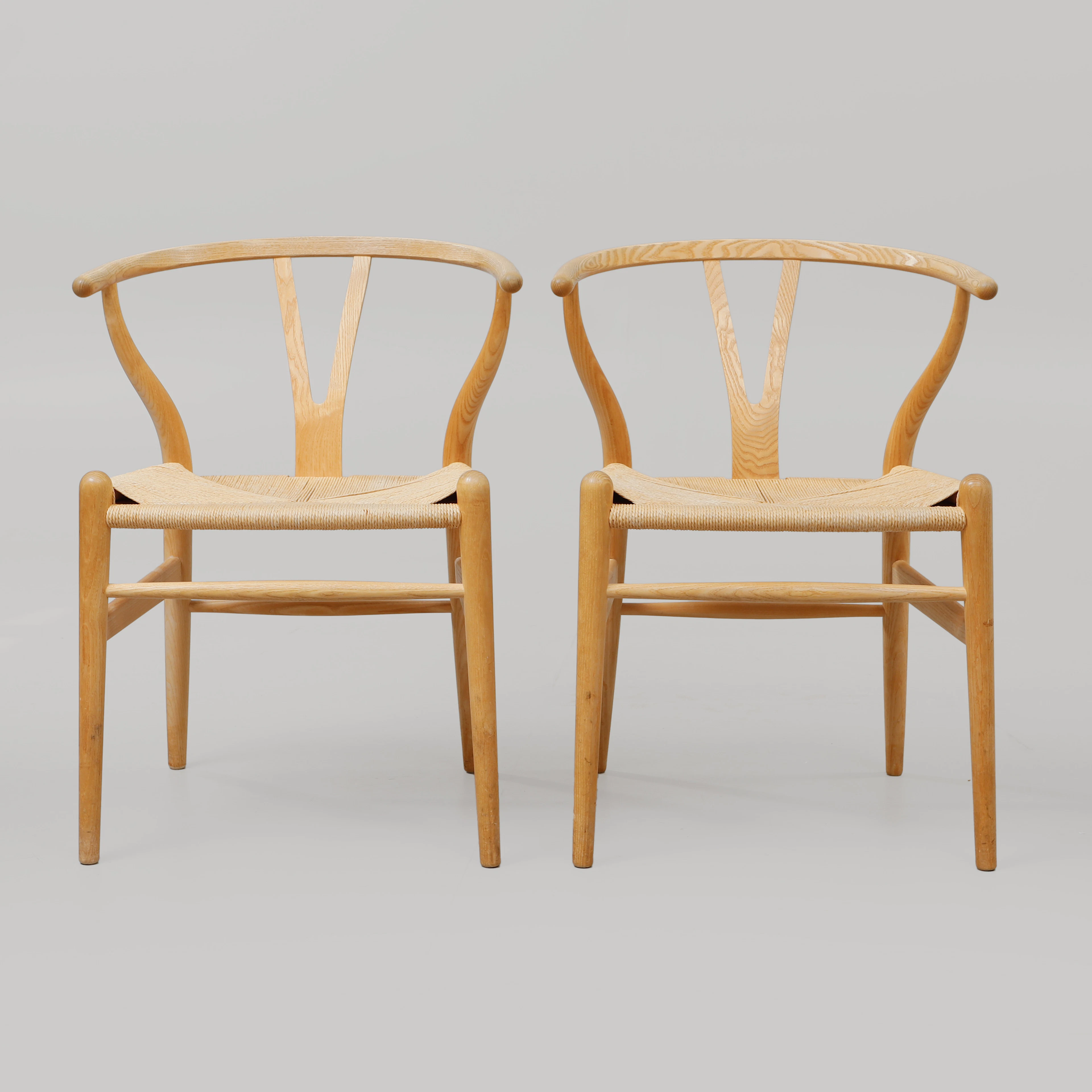 HANS J WEGNER. Karmstolar, ett par, "CH24 / Y-stolen / Wishbone Chair"