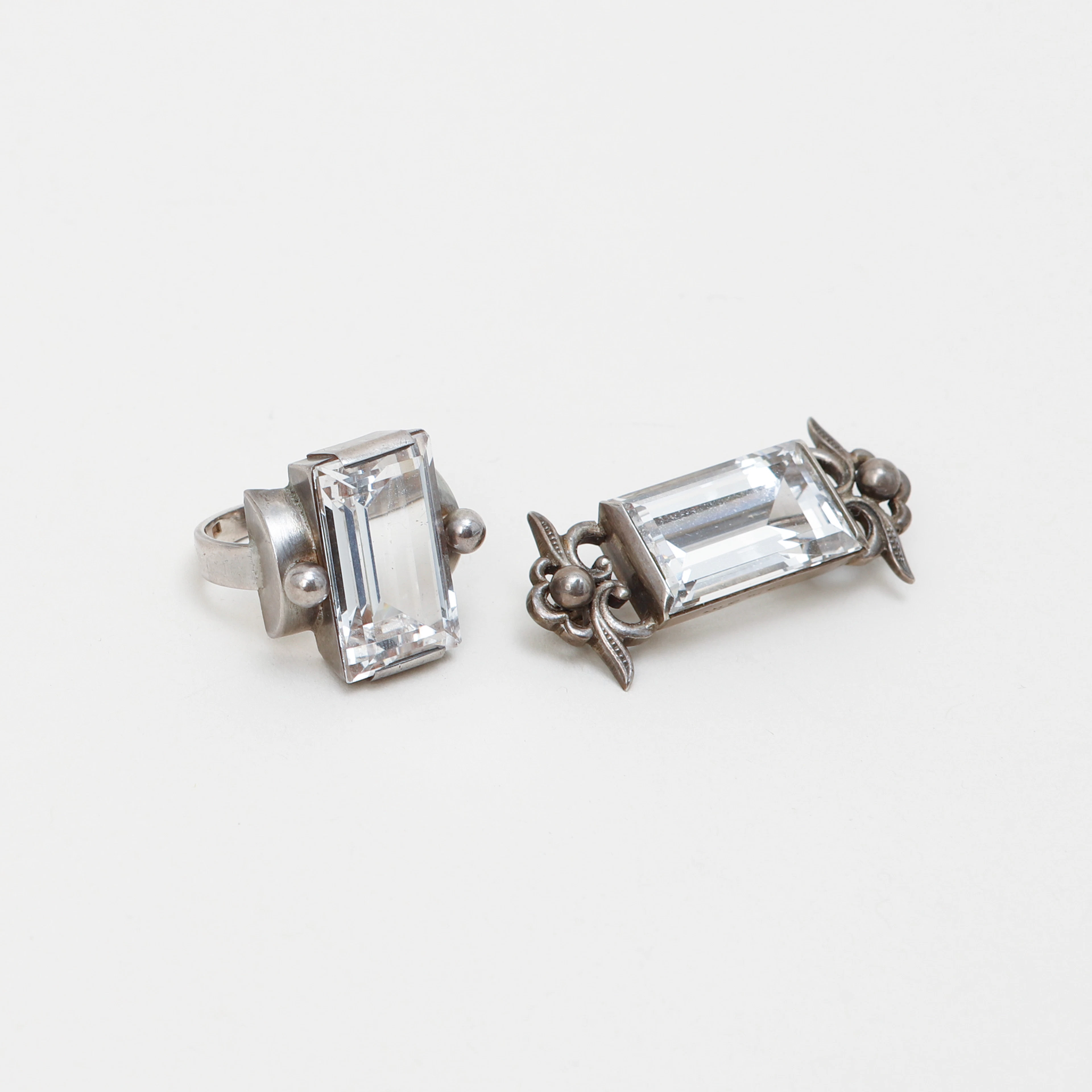 PER EMILSON. Ring och brosch, silver, baguettslipad bergkristall