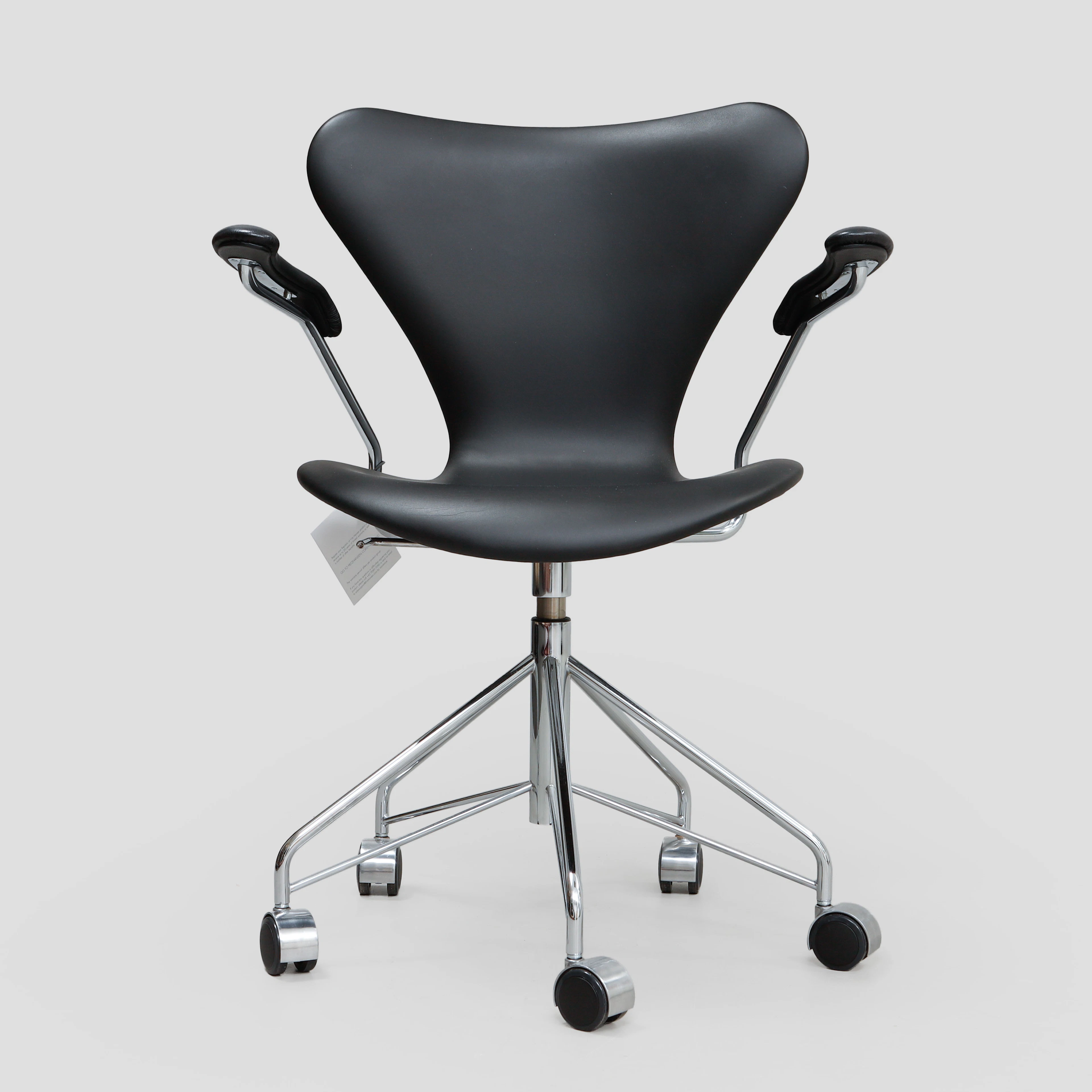 ARNE JACOBSEN. Karmstol på hjul, "Sjuan", Republic of Fritz Hansen.