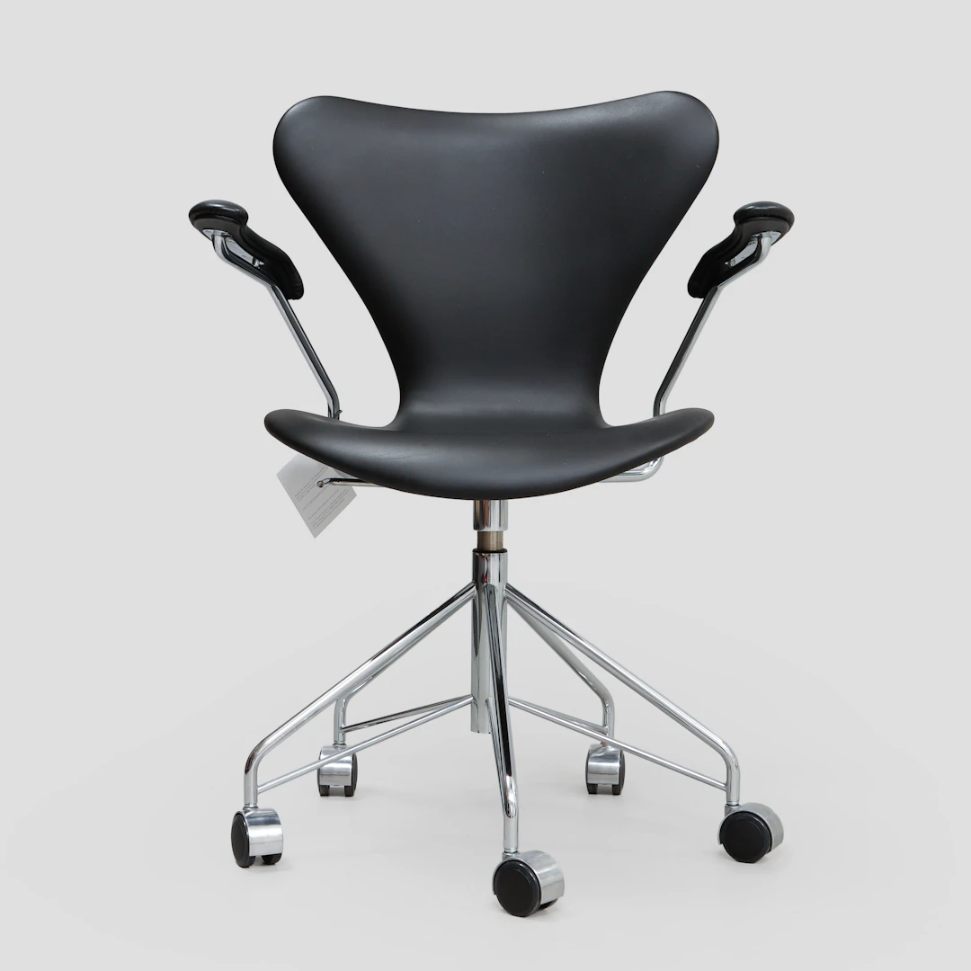 ARNE JACOBSEN. Karmstol på hjul, "Sjuan", Republic of Fritz Hansen.