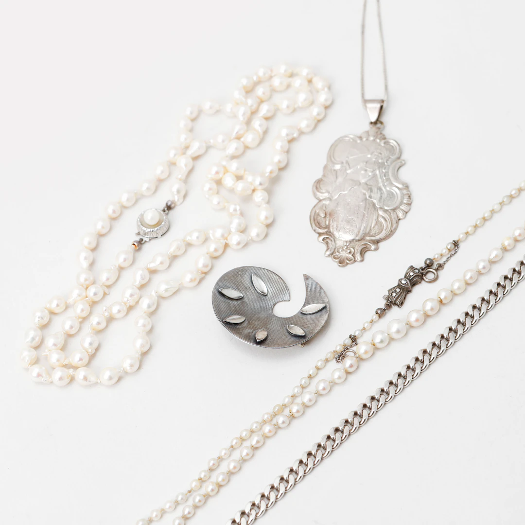 PÄRLCOLLIER, 2 st, HALSKEDJA, BROSCH, samt HÄNGE med KEDJA, silver