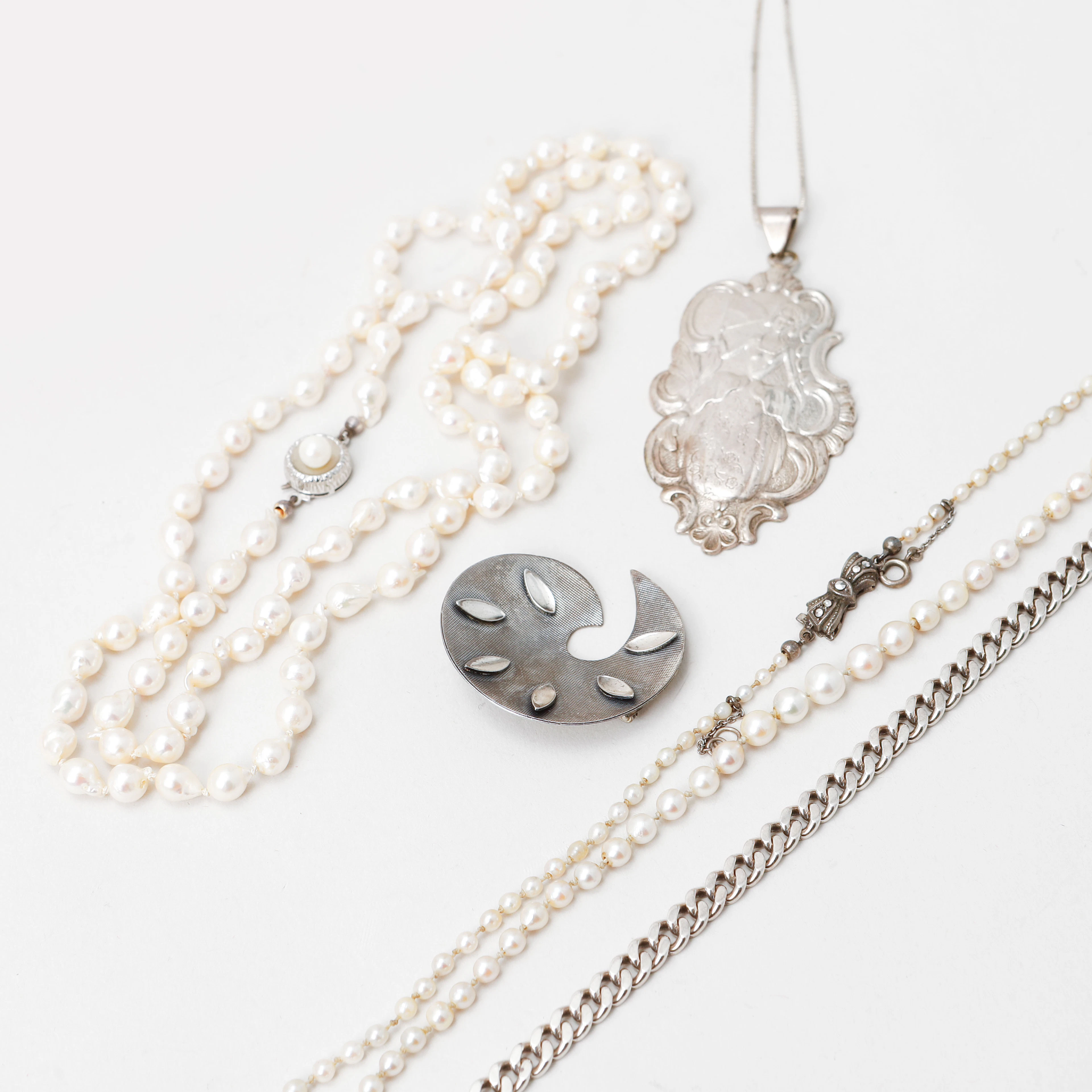 PÄRLCOLLIER, 2 st, HALSKEDJA, BROSCH, samt HÄNGE med KEDJA, silver
