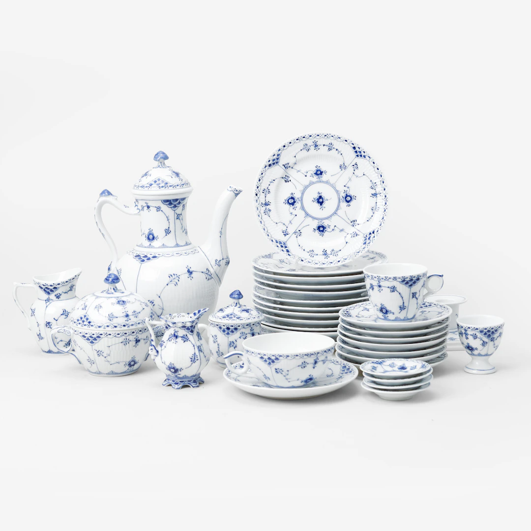 KAFFESERVISDELAR, 42 st, porslin "Musselmalet" Royal Copenhagen.