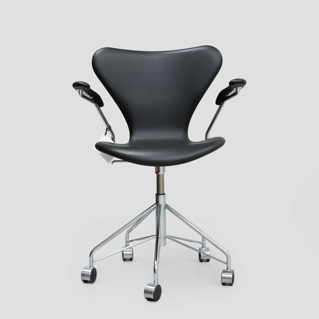 ARNE JACOBSEN. Karmstol på hjul, "Sjuan", Republic of Fritz Hansen.