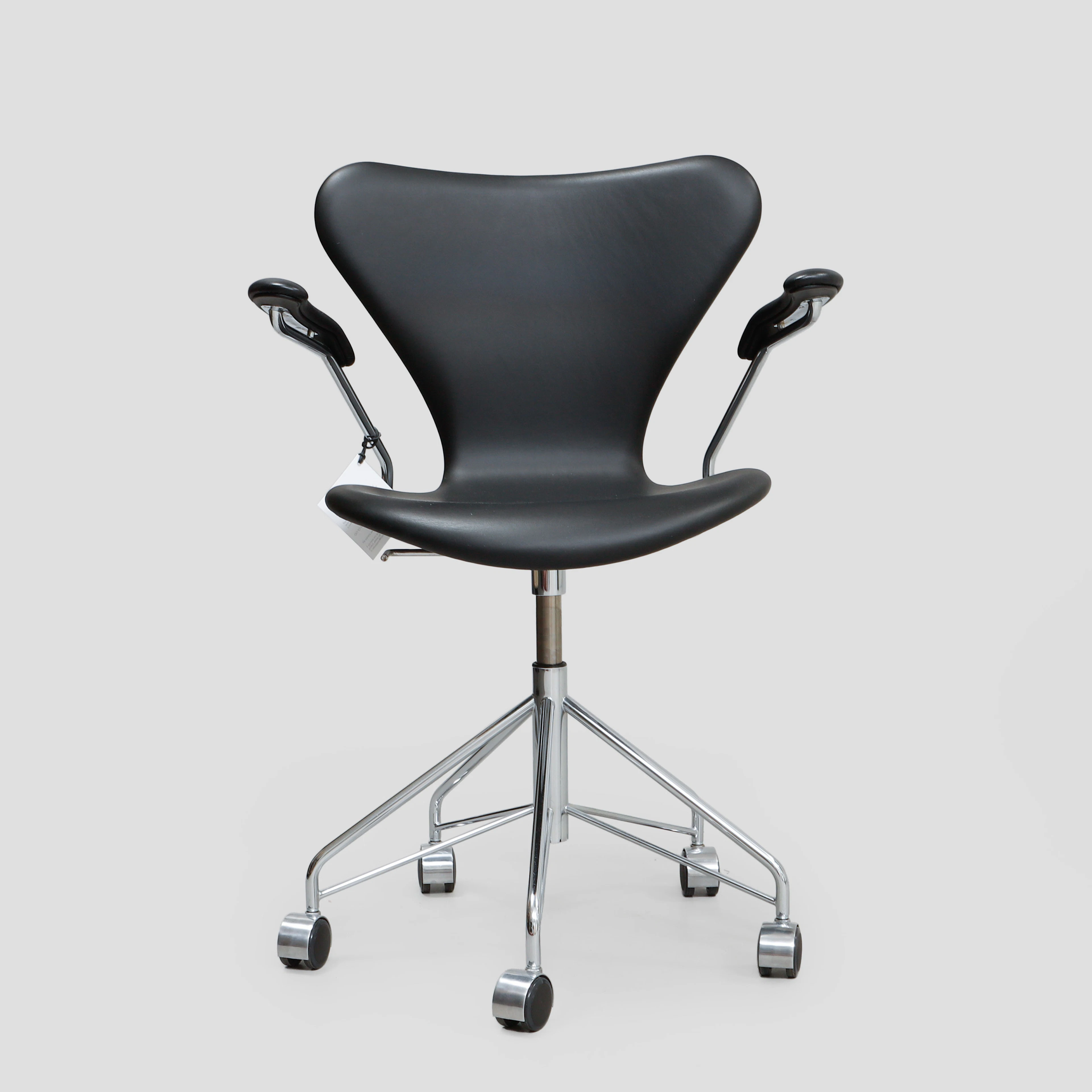 ARNE JACOBSEN. Karmstol på hjul, "Sjuan", Republic of Fritz Hansen.
