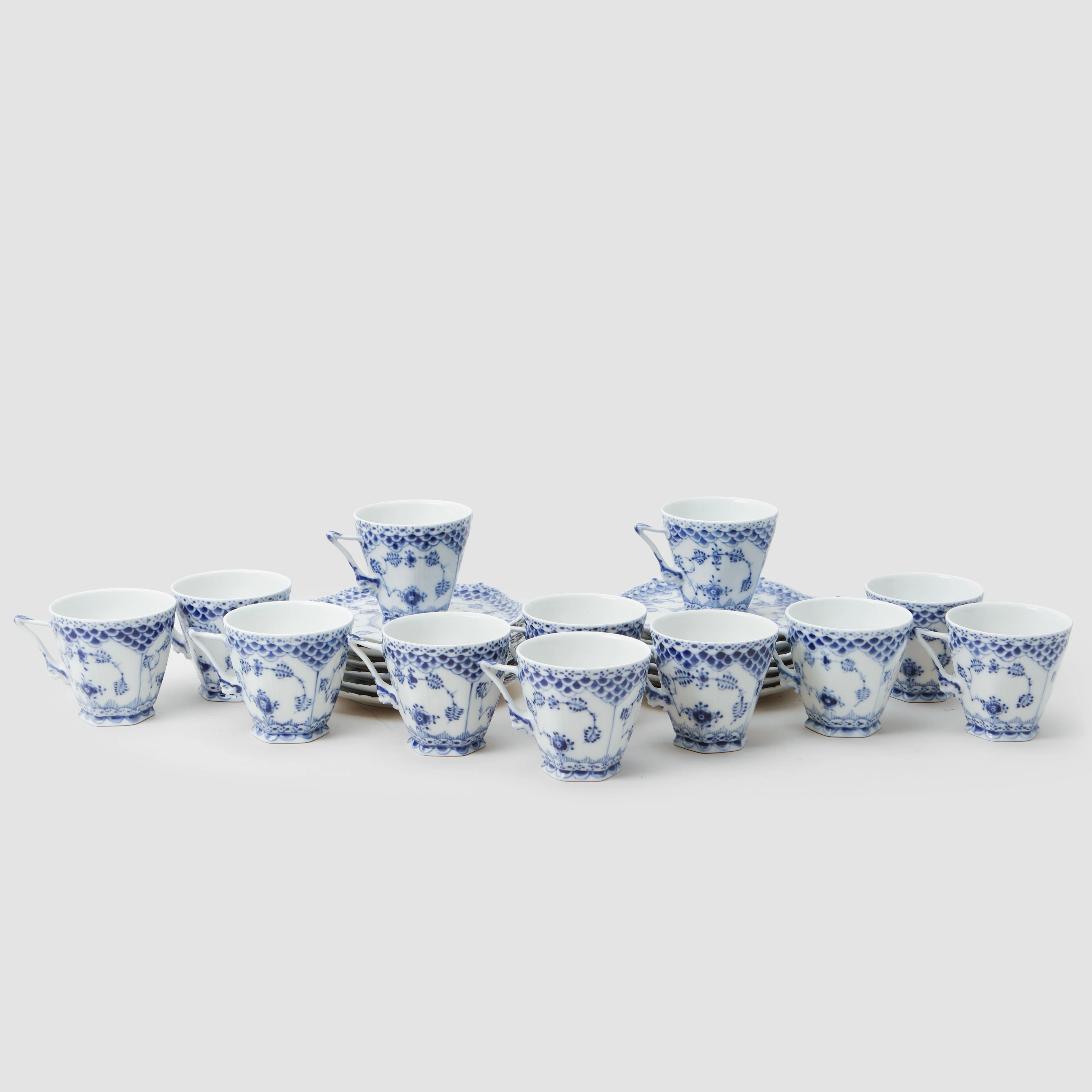 KAFFEKOPPAR MED FAT, 12 stycken, porslin, "Musselmalet", Royal Copenhagen.