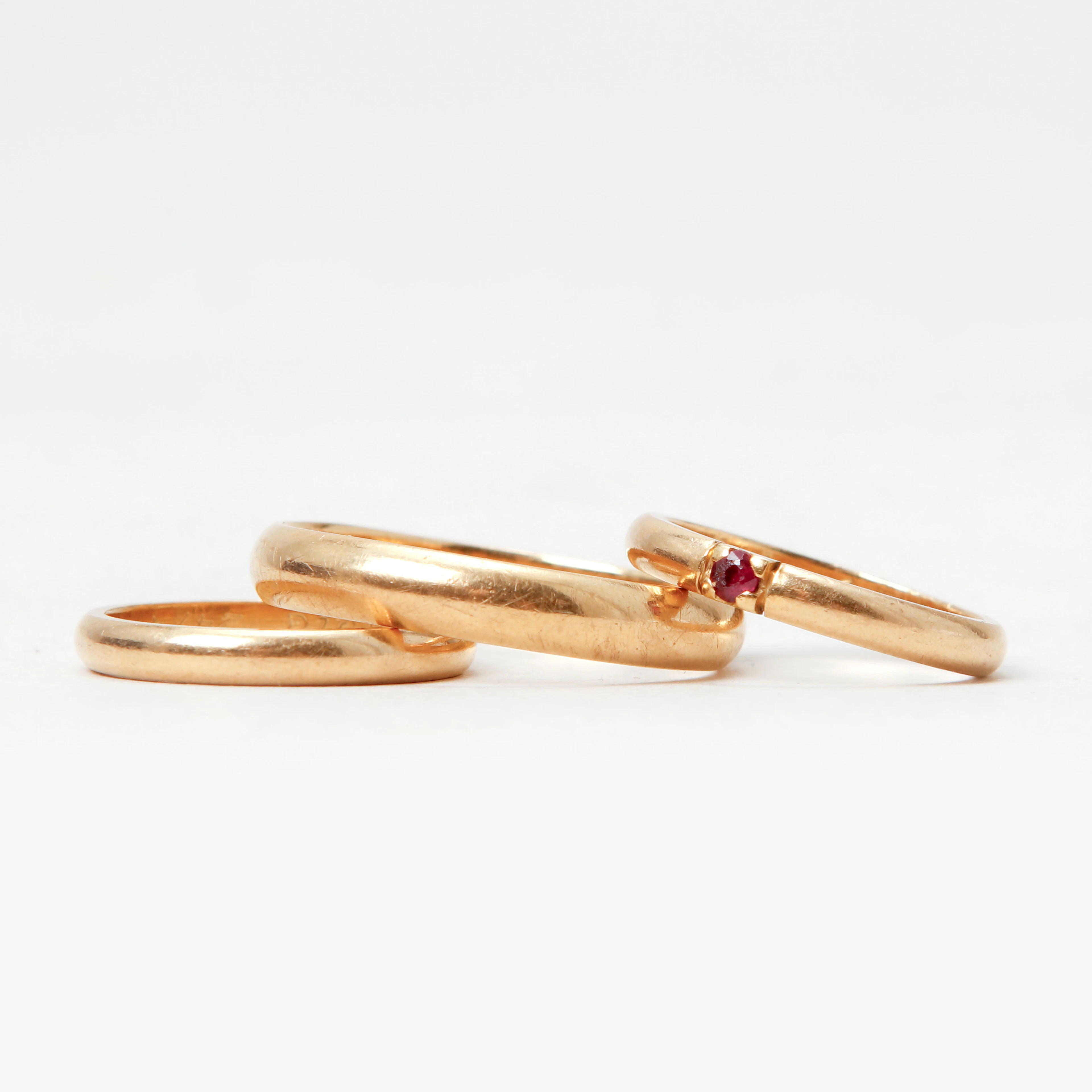 RINGAR, 3 st, 18k guld, rubin, vikt ca 11,7 gram.