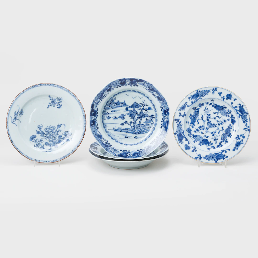 TALLRIKAR, 2 st, samt DJUPA TALLRIKAR, 3 st, porslin, Kina, 1700-tal.