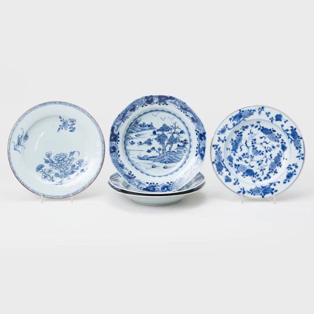 TALLRIKAR, 2 st, samt DJUPA TALLRIKAR, 3 st, porslin, Kina, 1700-tal.