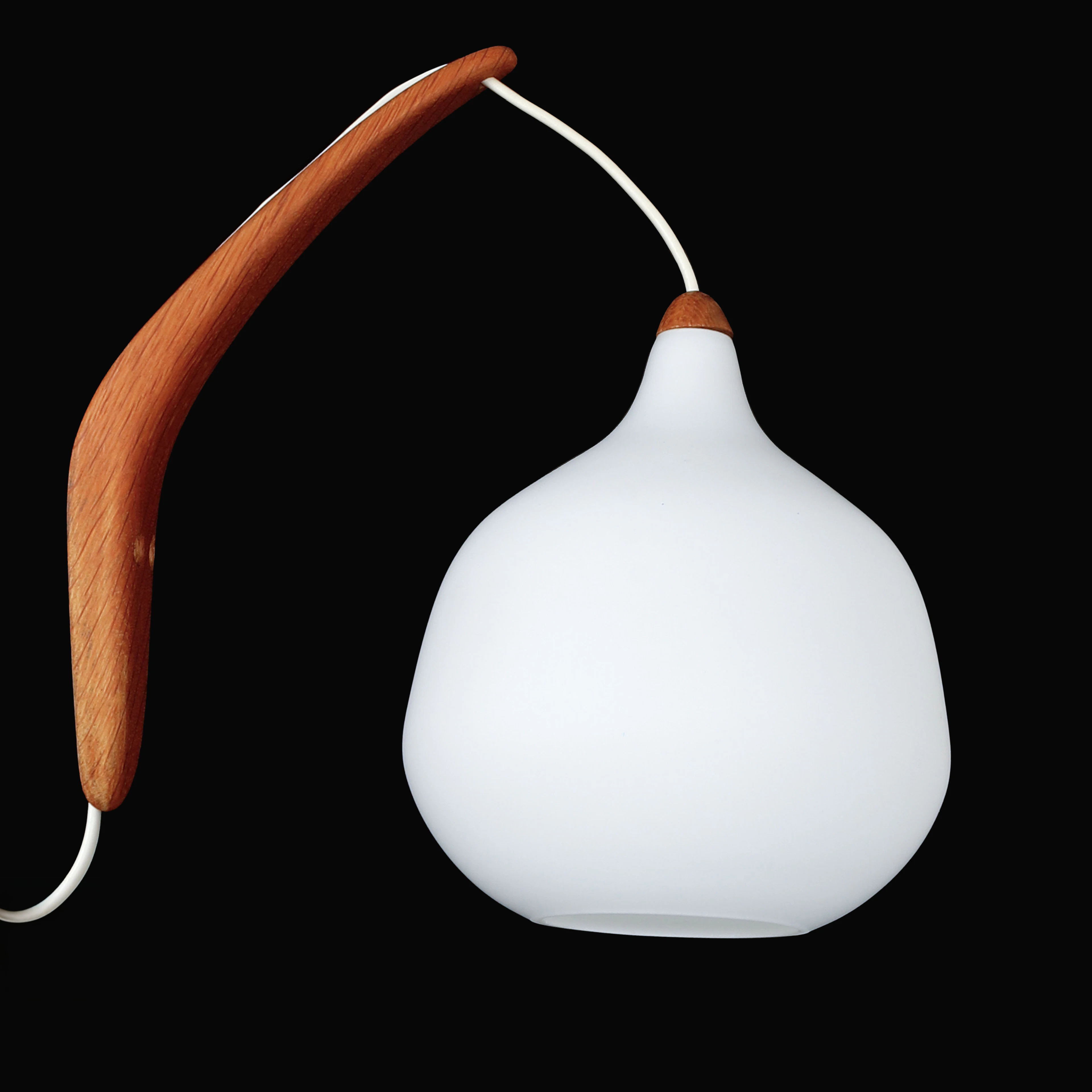 UNO & ÖSTEN KRISTIANSSON. Vägglampa, Luxus, teak och opalinglas.