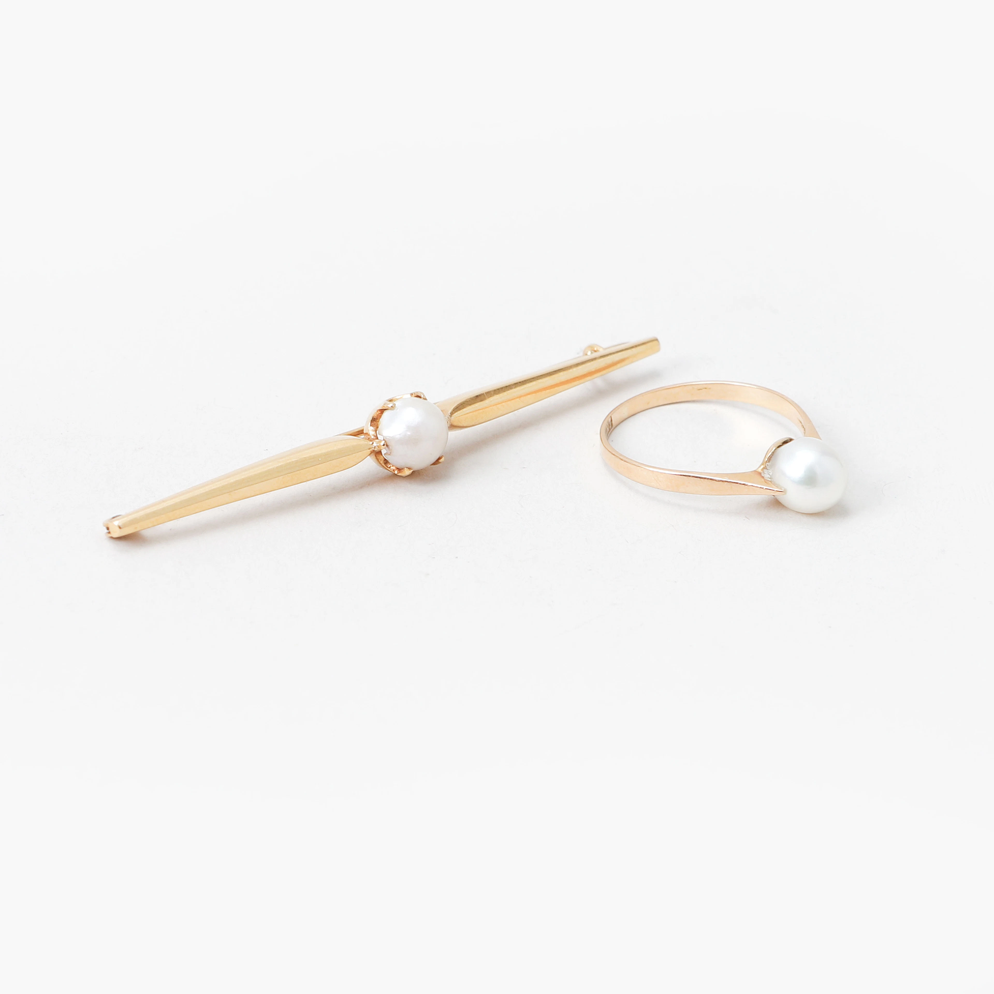 BROSCH och RING, 18k guld, odlade pärlor, totalvikt ca 4 gram.