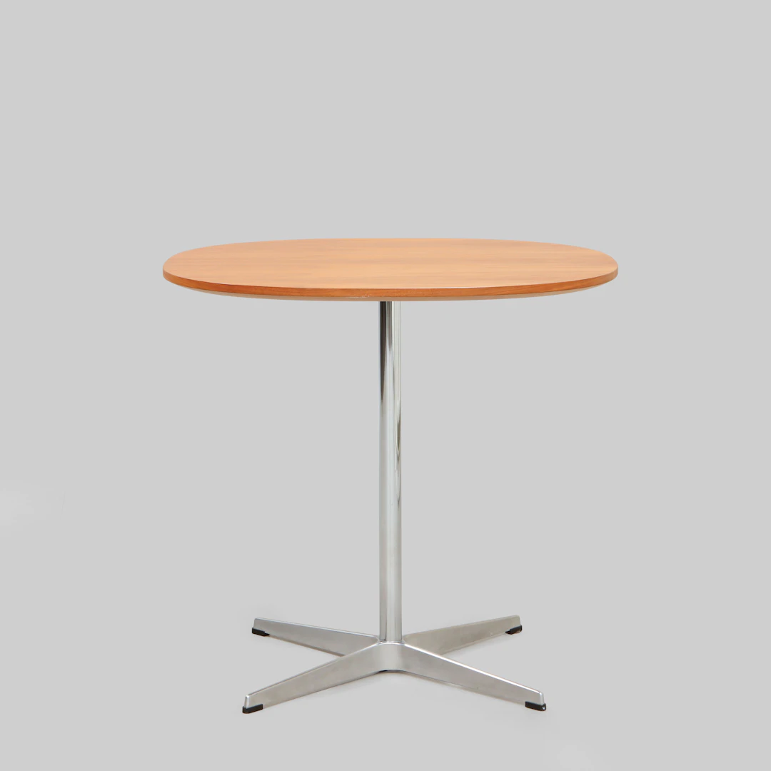 PIET HEIN & ARNE JACOBSEN. Bord, för Fritz Hansen, etikettmärkt.