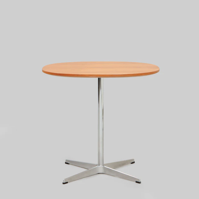 PIET HEIN & ARNE JACOBSEN. Bord, för Fritz Hansen, etikettmärkt.
