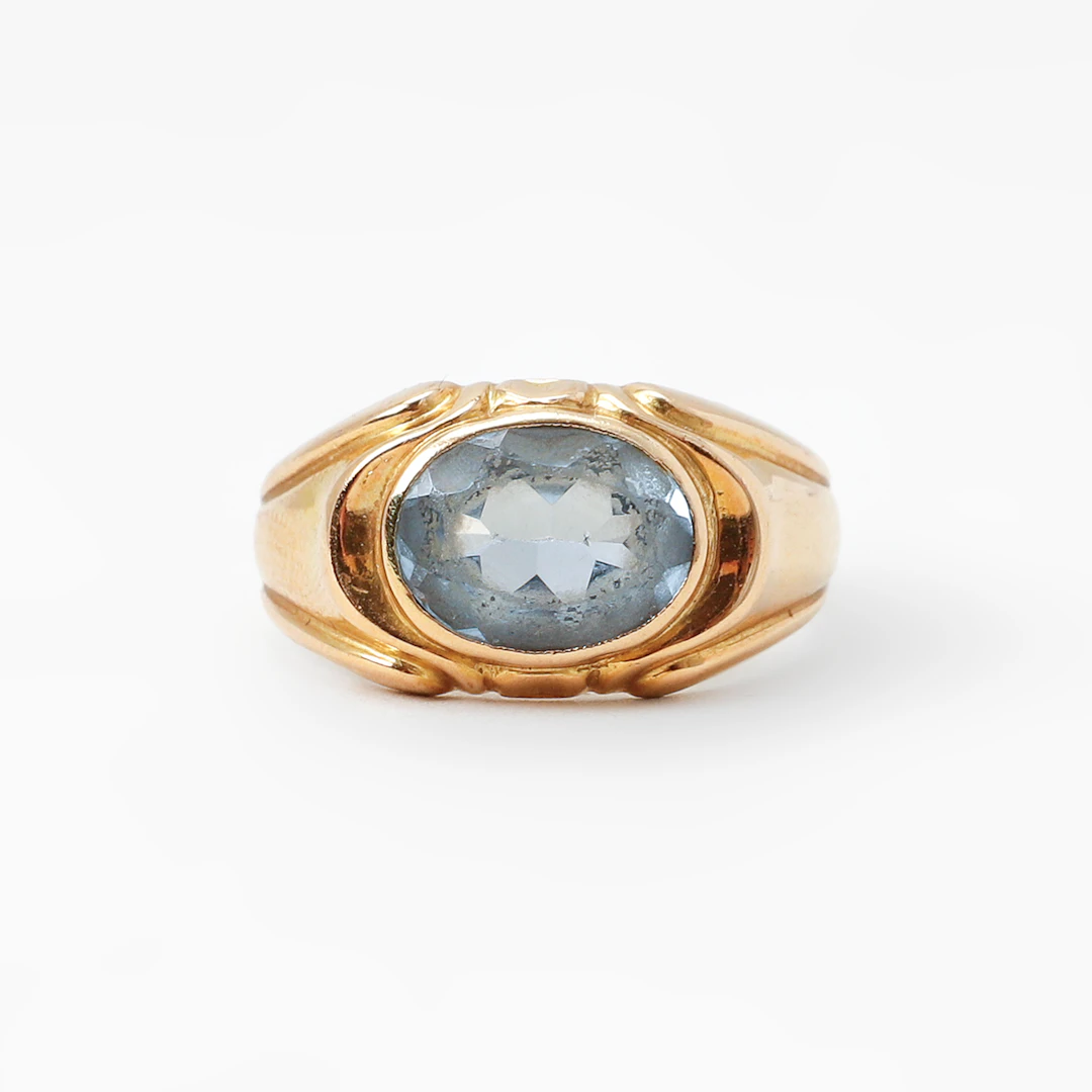 RING, 18k guld med syntetisk spinell. Vikt 3.5 gram.