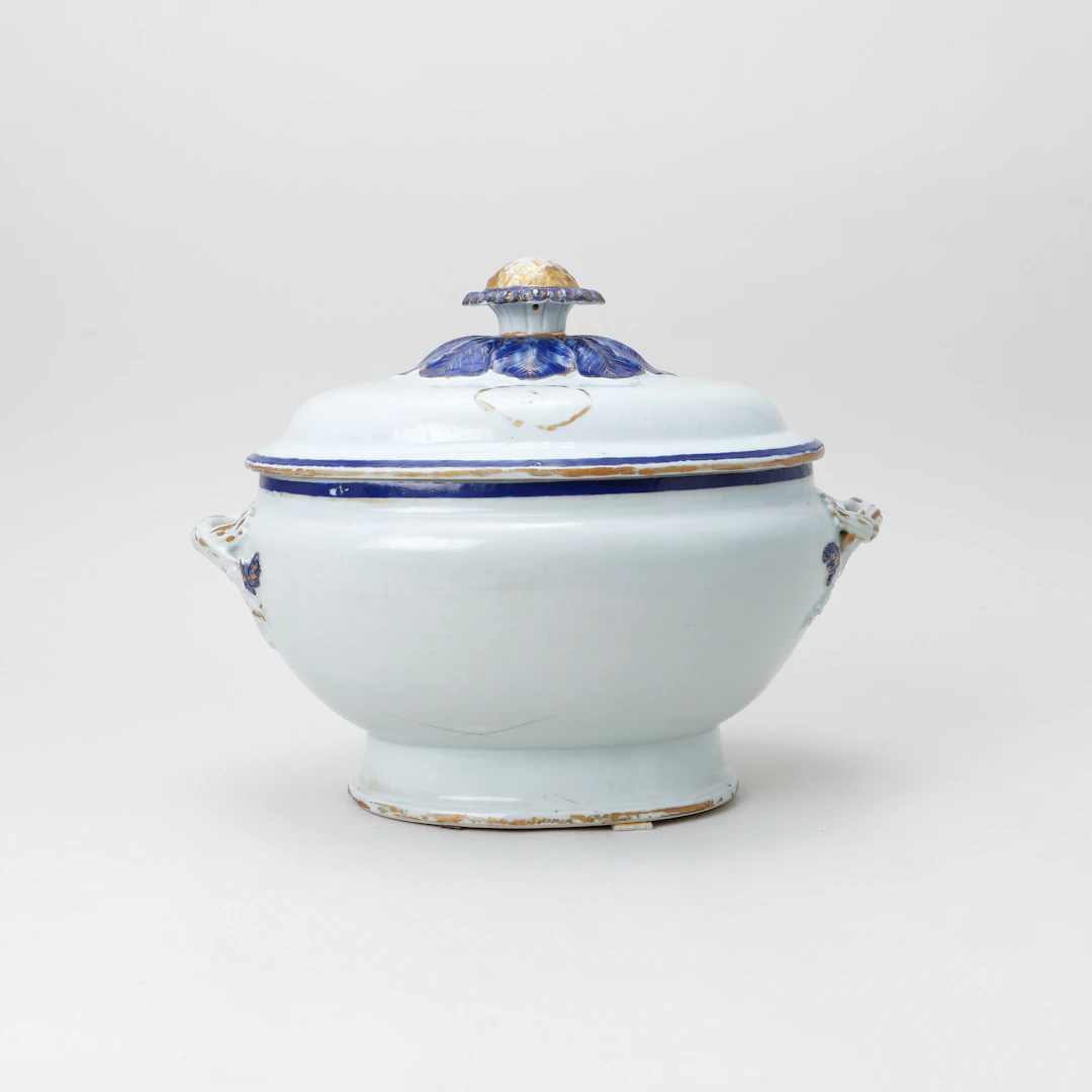 LOCKTERRIN, porslin, Kina, 1700-tal.