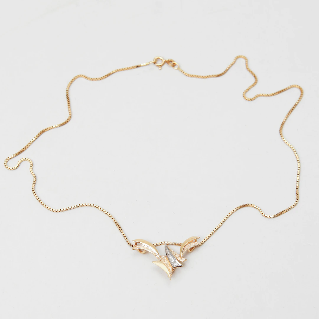 HALSKEDJA med HÄNGE, 18k guld med 3 st diamanter, vikt ca 5,7 gram.