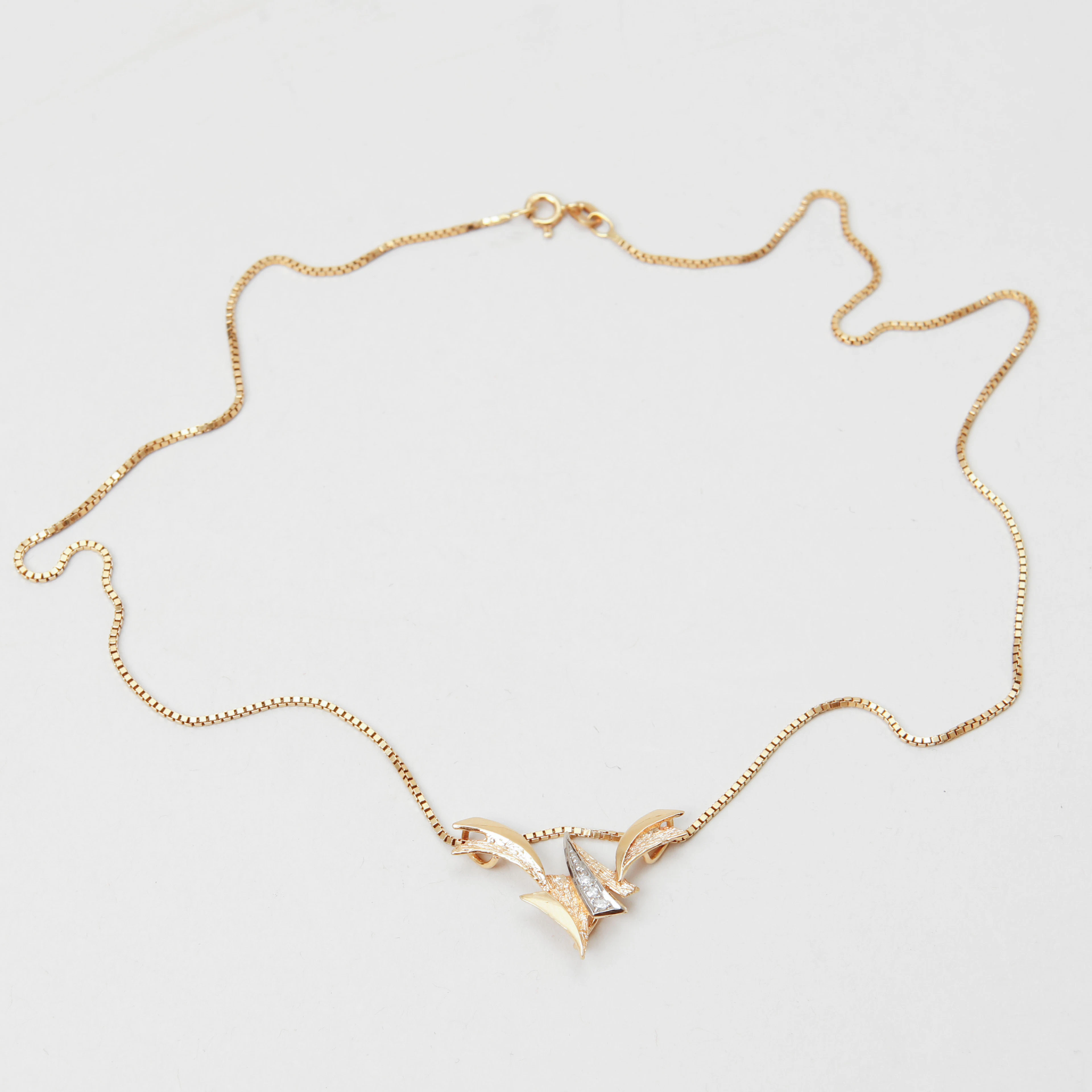 HALSKEDJA med HÄNGE, 18k guld med 3 st diamanter, vikt ca 5,7 gram.