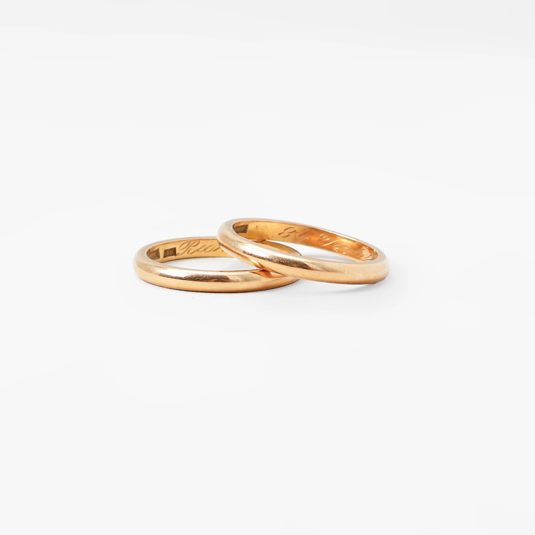 RINGAR, 2 stycken, 18k guld, vikt 7.1 gram.