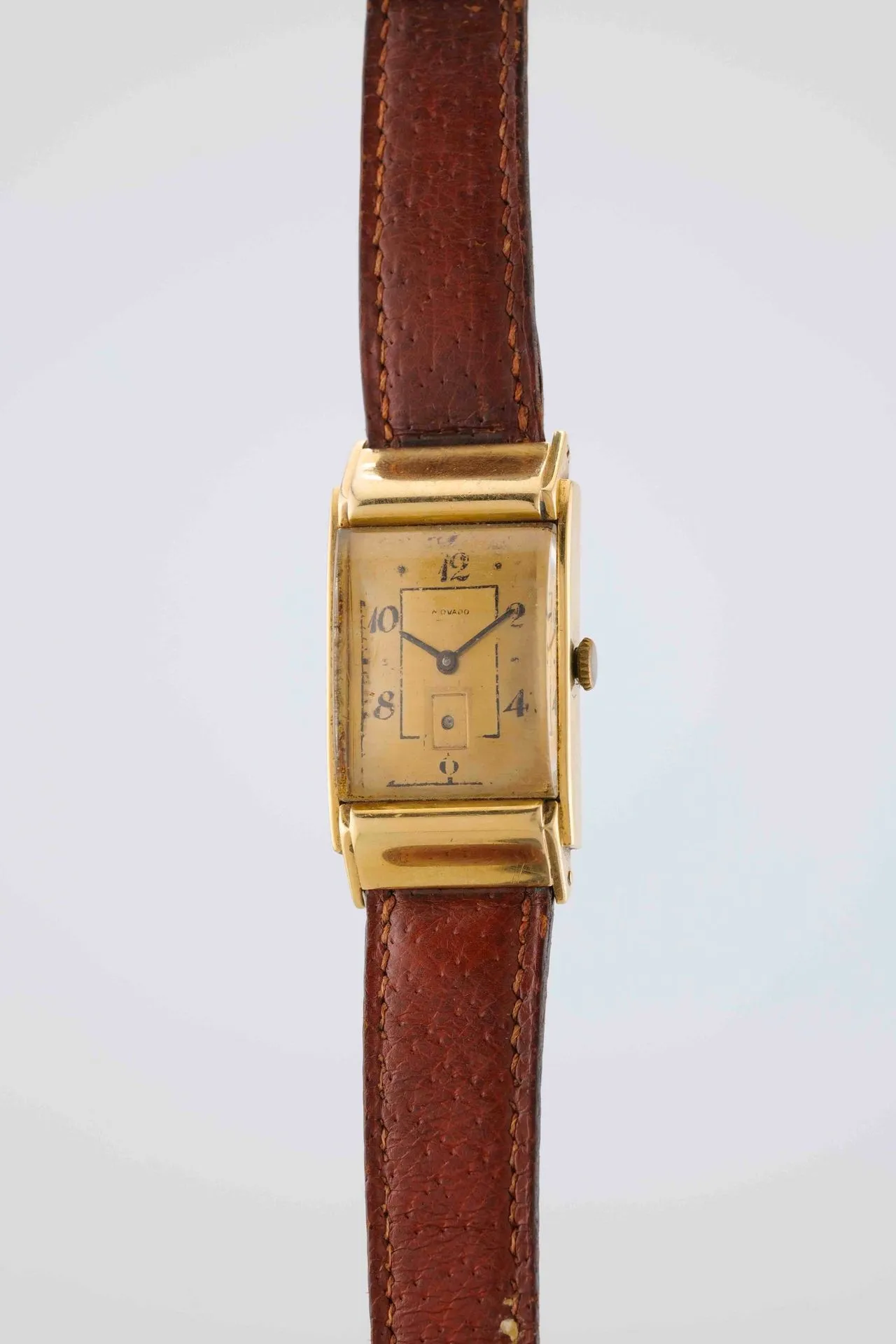 MOVADO Art Deco watch. Circa: 1940. Case: rectangular in 750/1000
