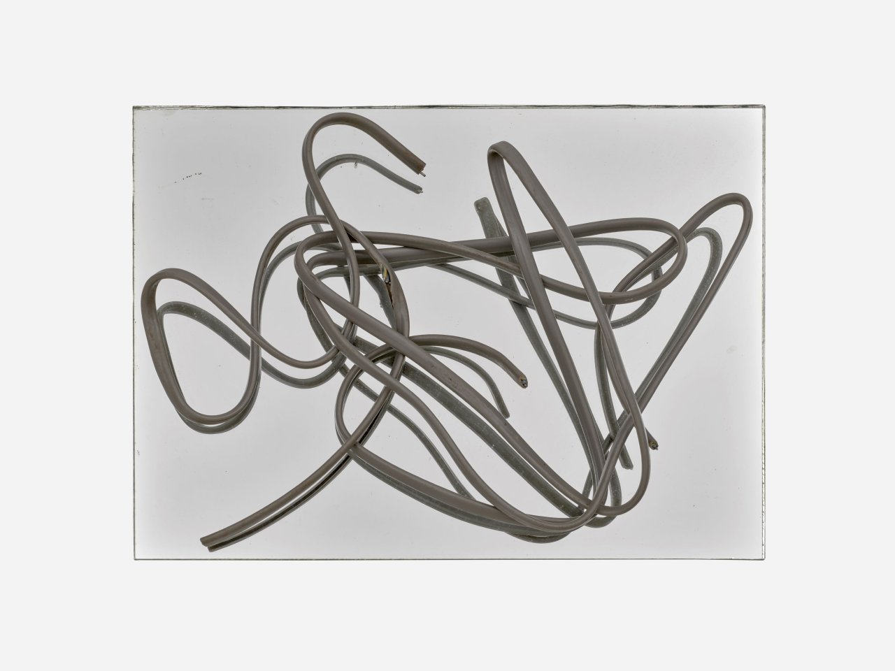 Hermann Glöckner Grau ummanteltes, dreiadriges Aluminiumkabel auf Spiegel.