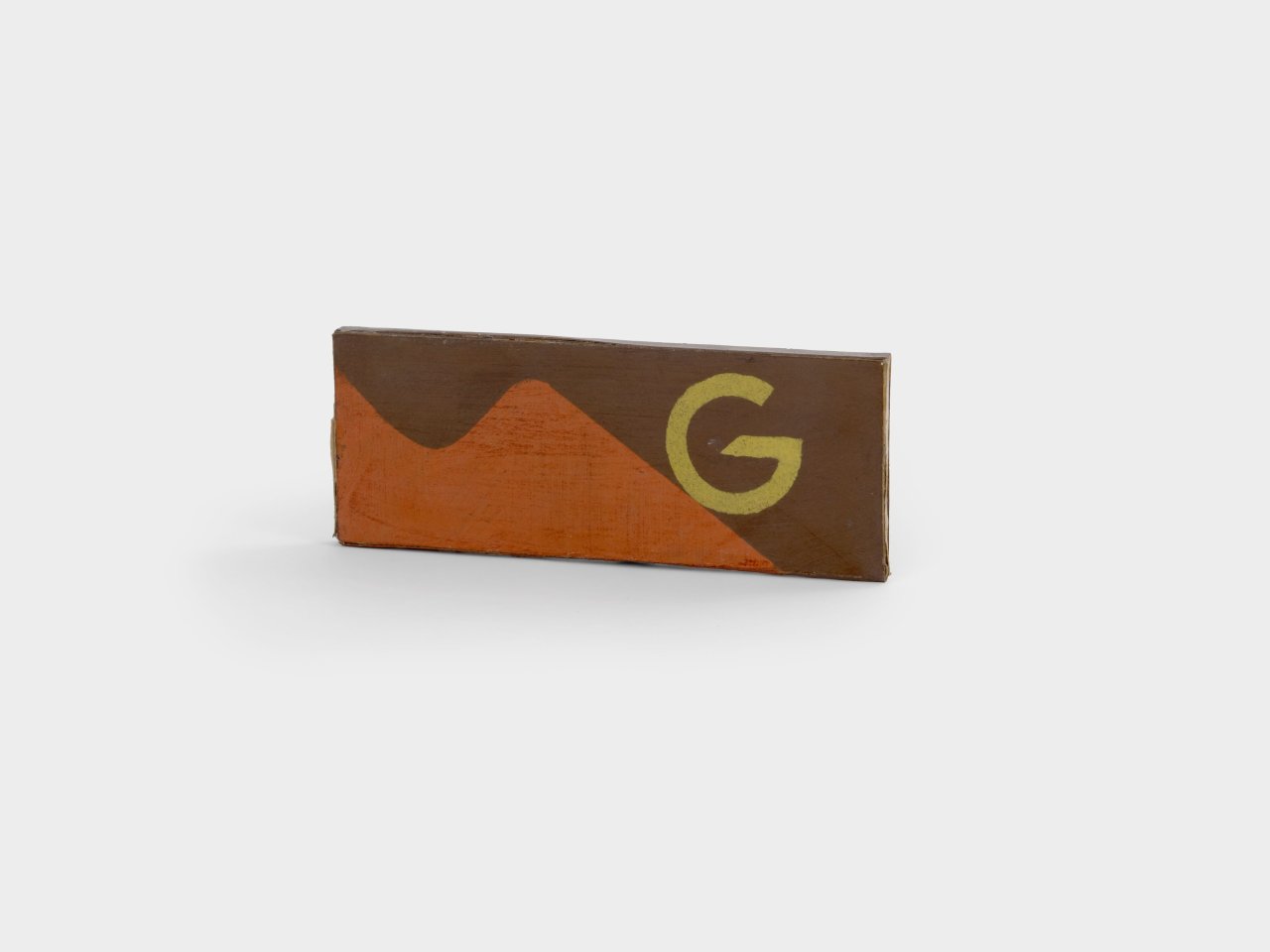 Hermann Glöckner Schachtel in Dunkelbraun und Rot mit Initialen F G in Gelb.