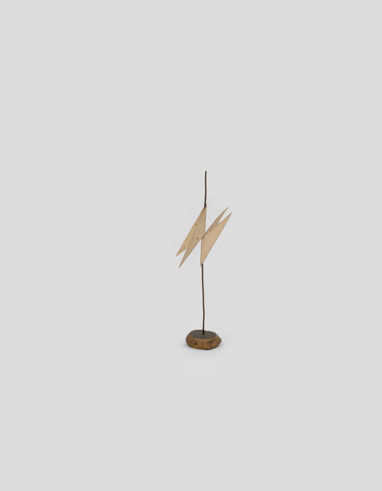 Hermann Glöckner Paarig gefaltete Dreiecke, an einem Mast. 1970