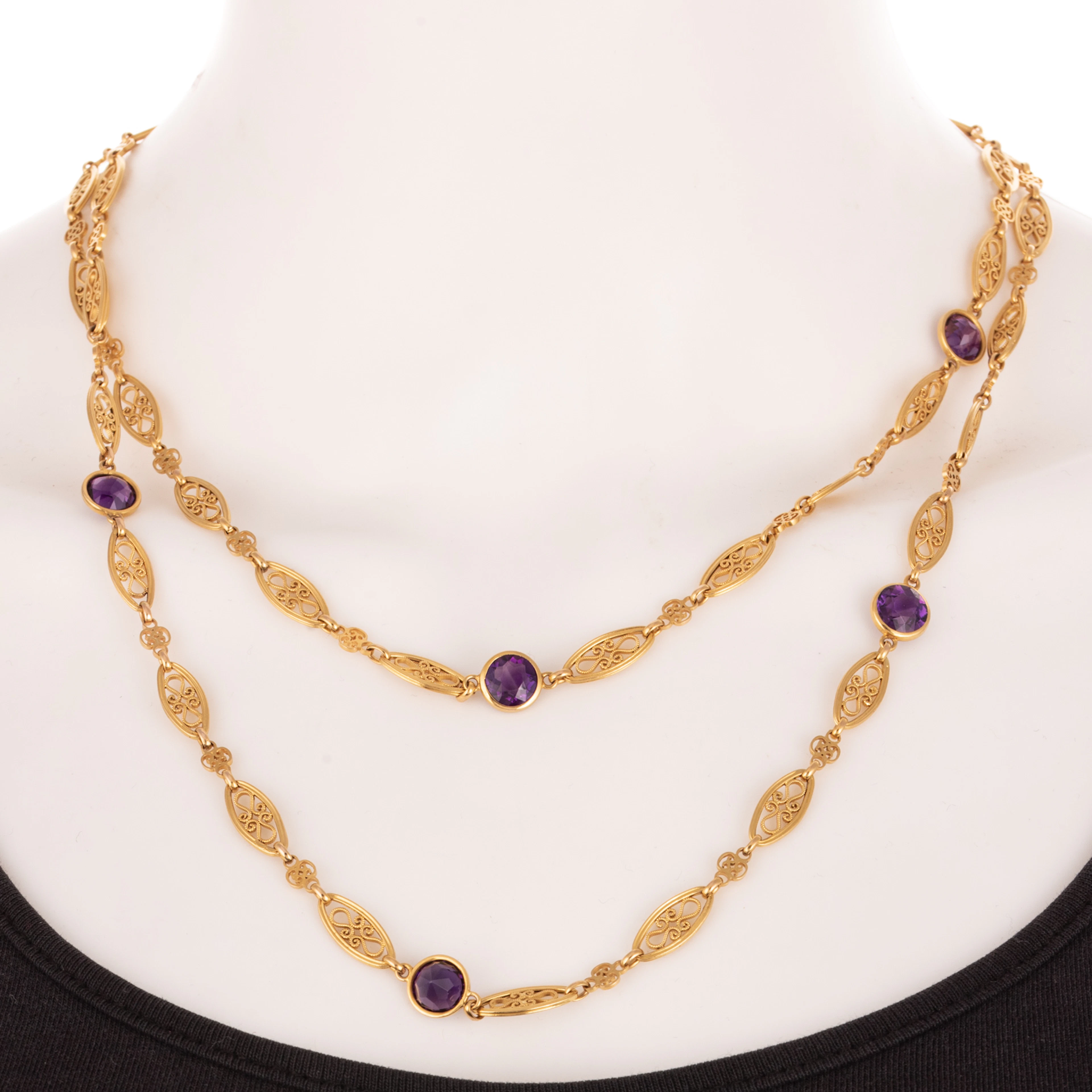 An Art Nouveau Filigree Chain with Amethyst in 18K