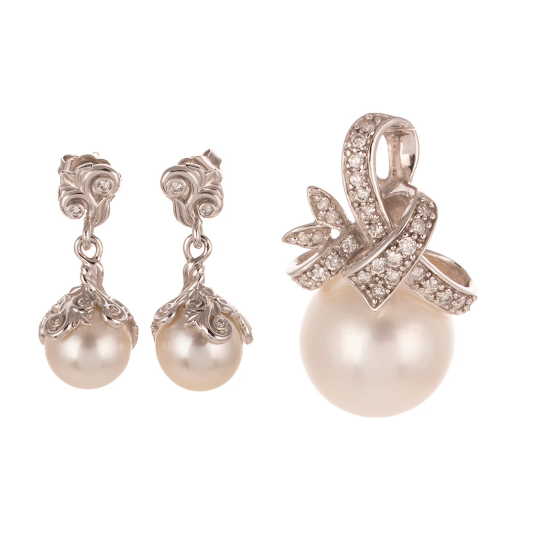 A Pearl & Diamond Pendant & Earrings in 14K