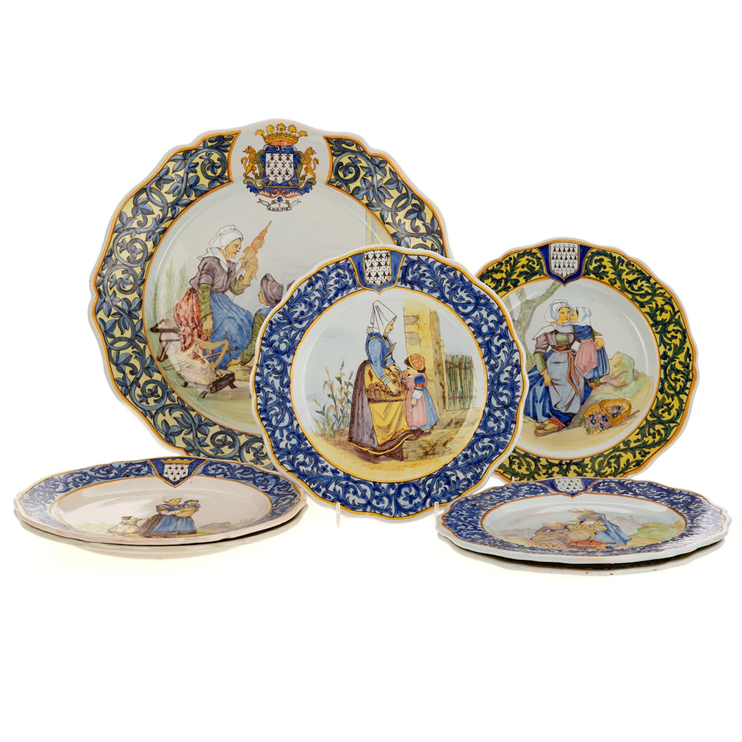Six Quimper Decor Riche Plates & a Charger