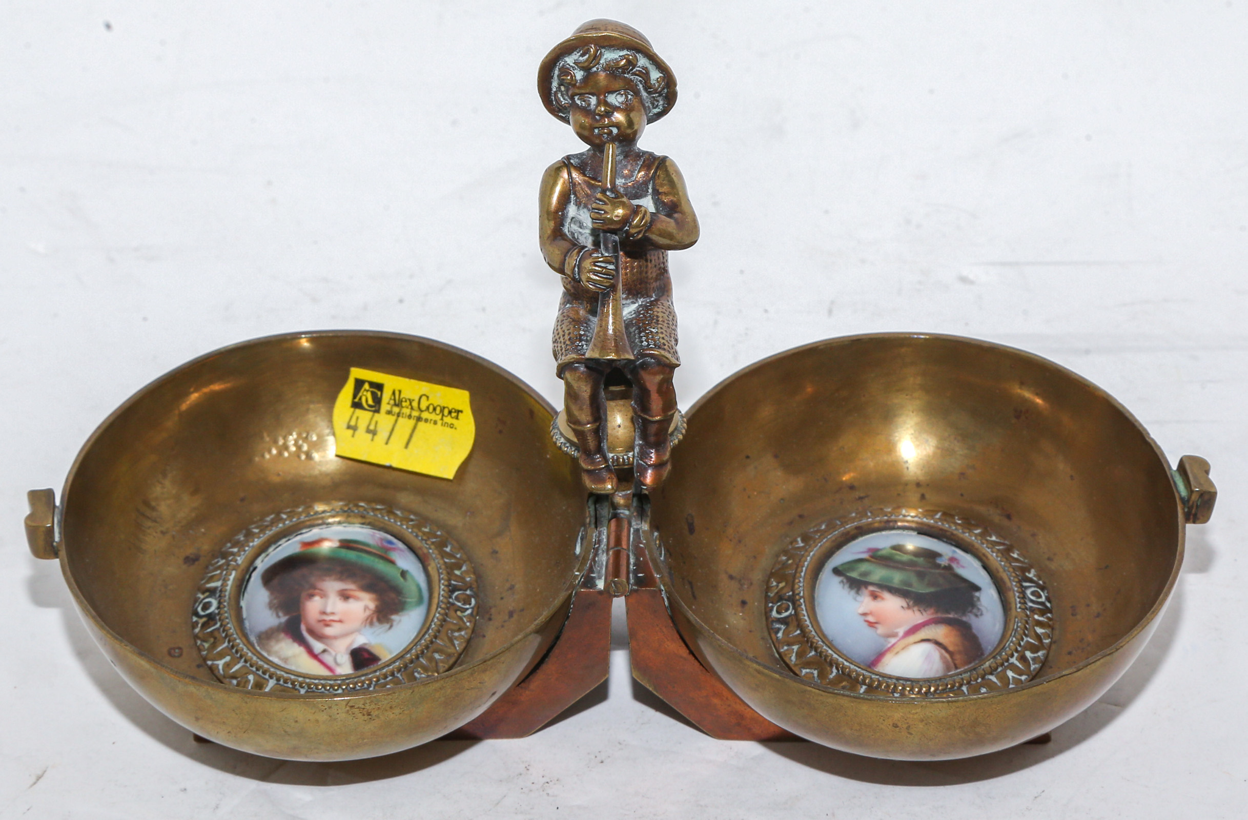 Oval Form Bronze Folding Ashtray