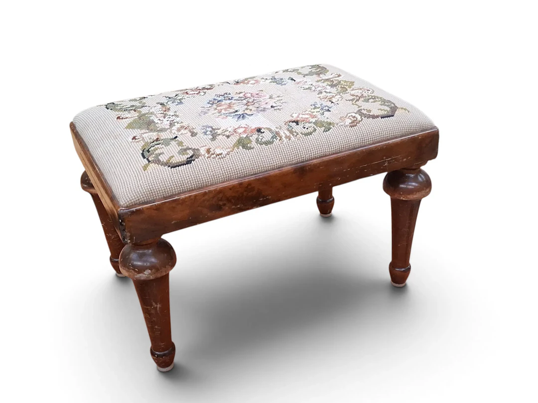 Fotpall, broderad sits