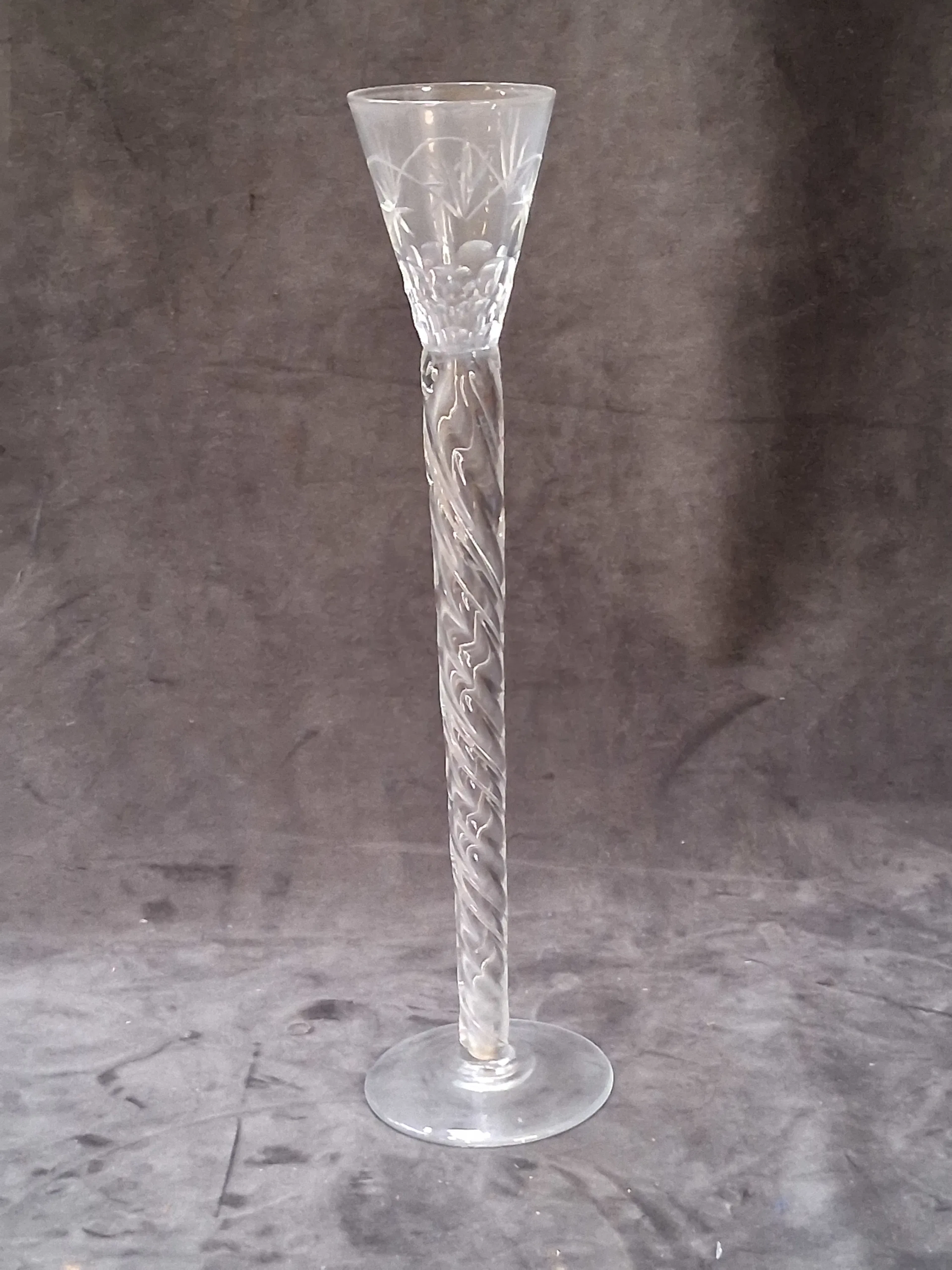 Snapsglas, glas med slipad dekor