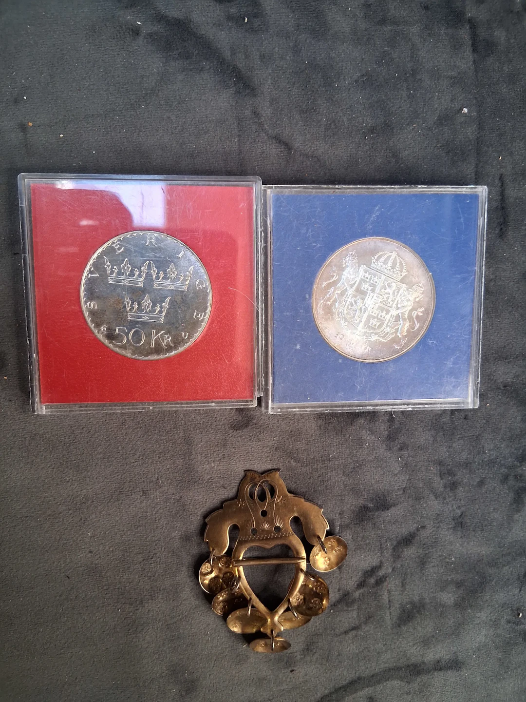 Mynt, 2 st, silver, 50 kr samt dräktsmycke, silver