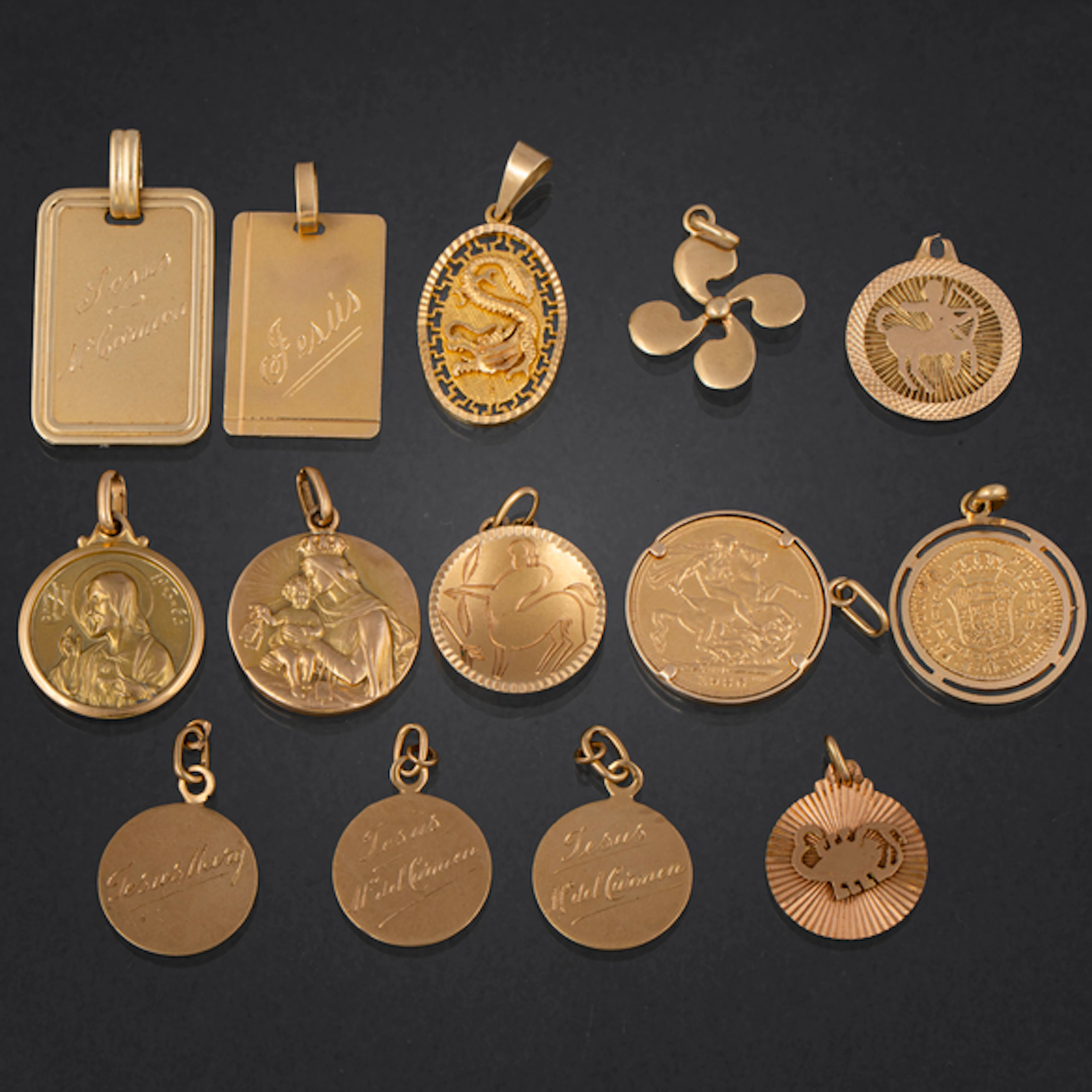 Conjunto de catorce medallas en oro amarillo de 18 kt